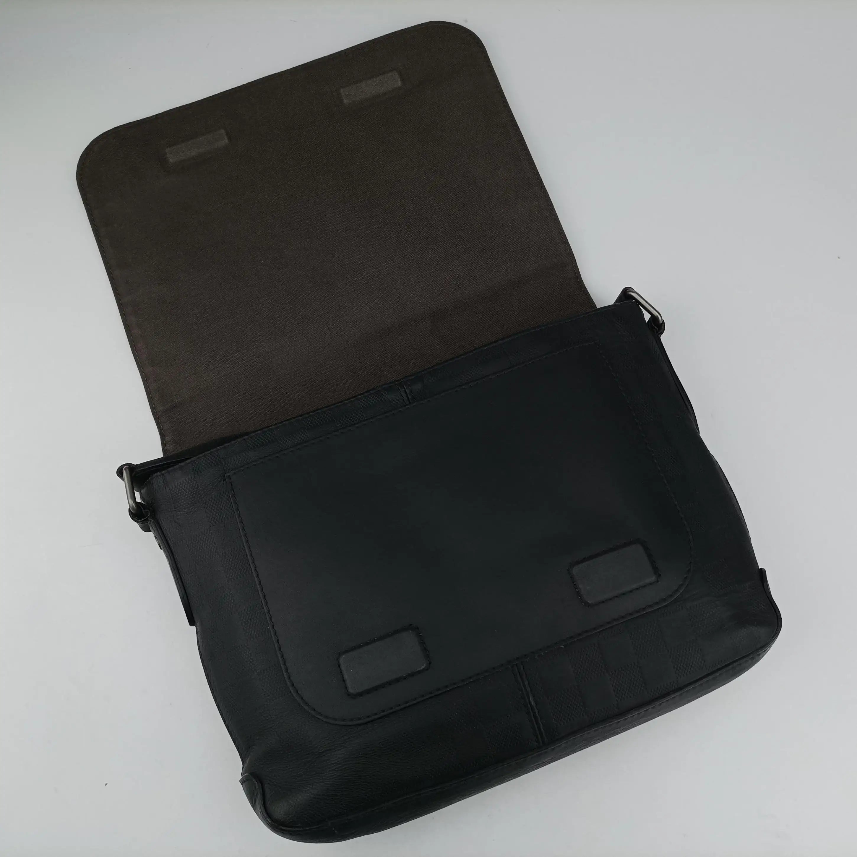 Secondhand Louis Vuitton District PM Messenger Black Damier Infini Leather N41286 shoulderbag | stylenewstar