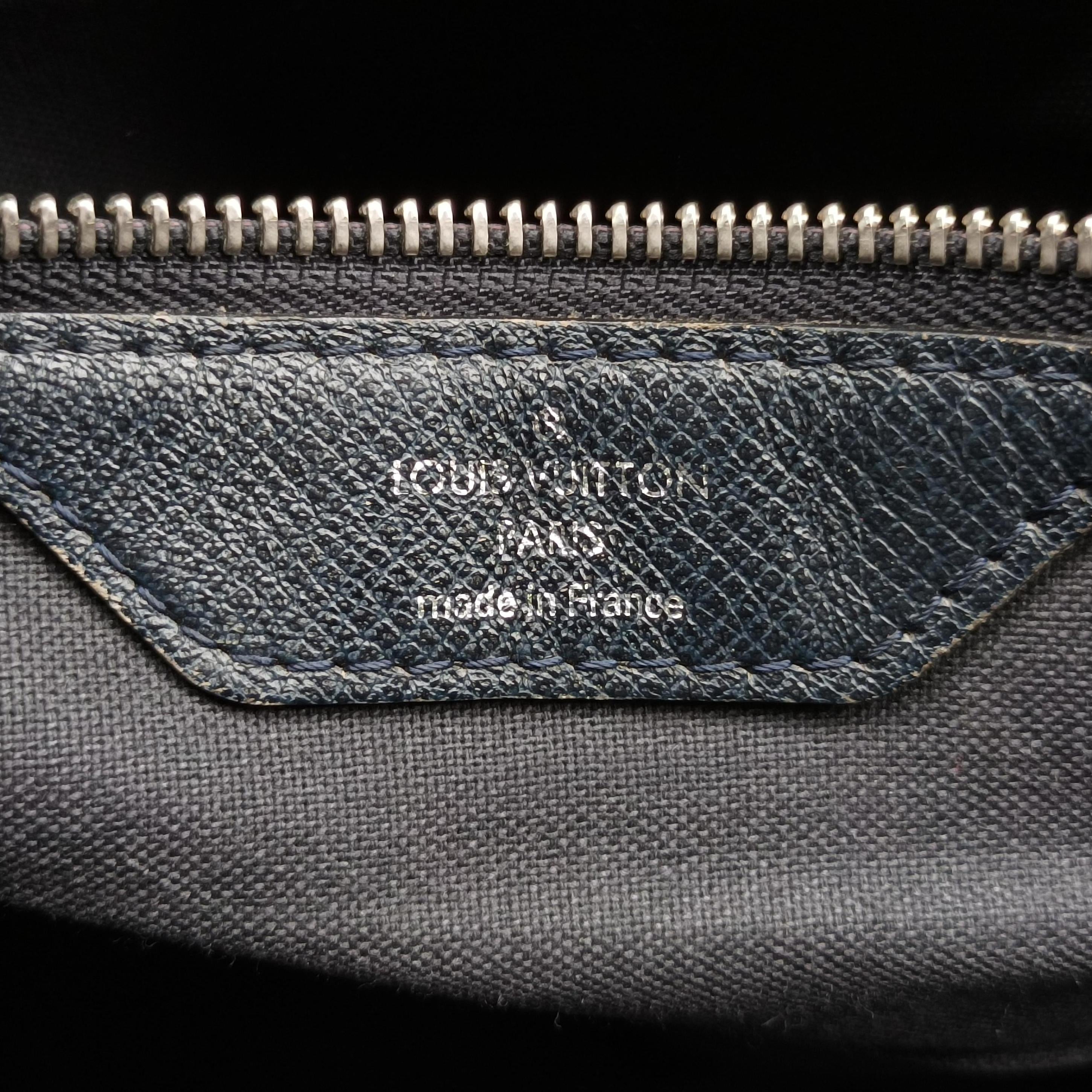 Secondhand Louis Vuitton Taiga Roman MM Messenger Navy Taiga M32624 shoulderbag | stylenewstar