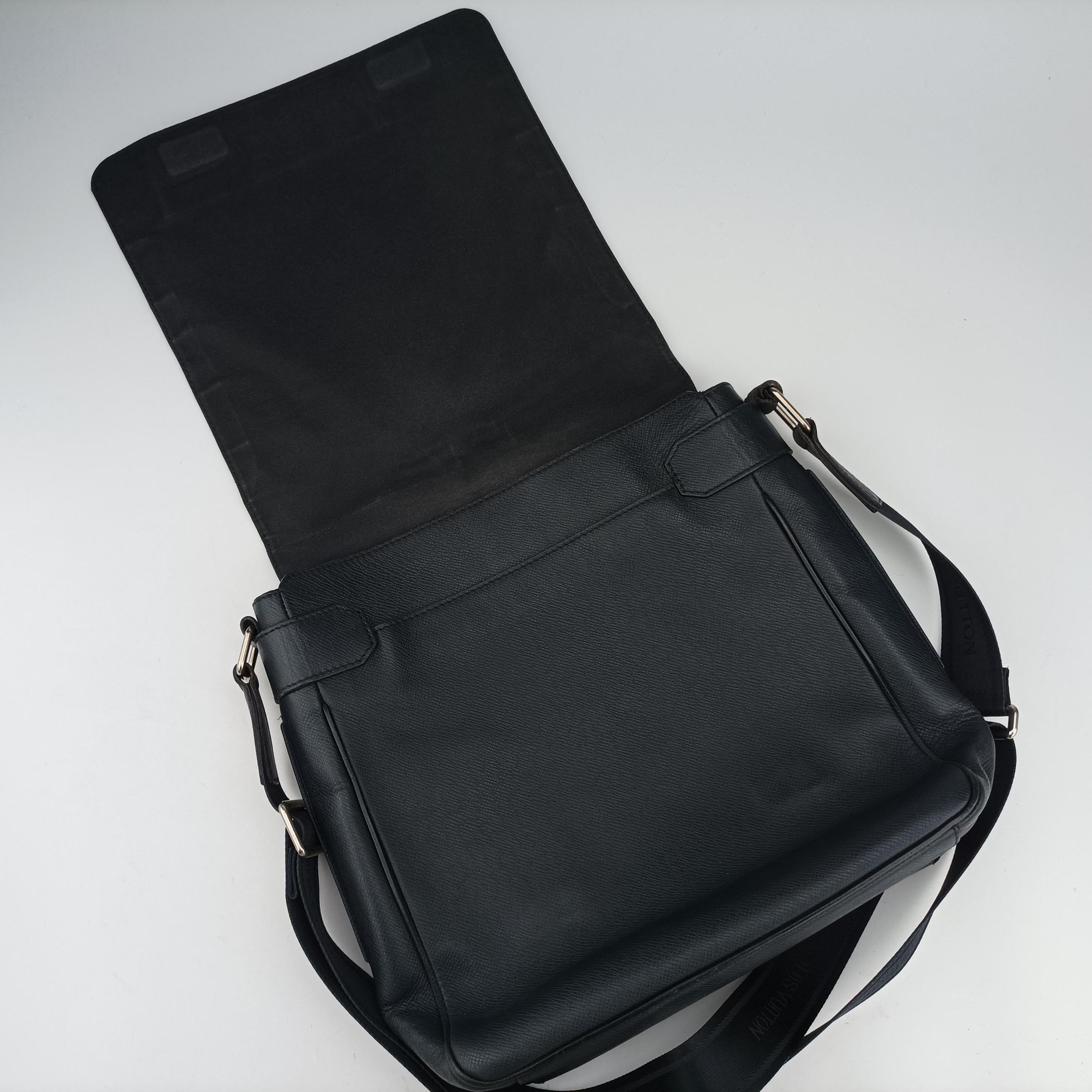 Secondhand Louis Vuitton Taiga Roman MM Messenger Navy Taiga M32624 shoulderbag | stylenewstar