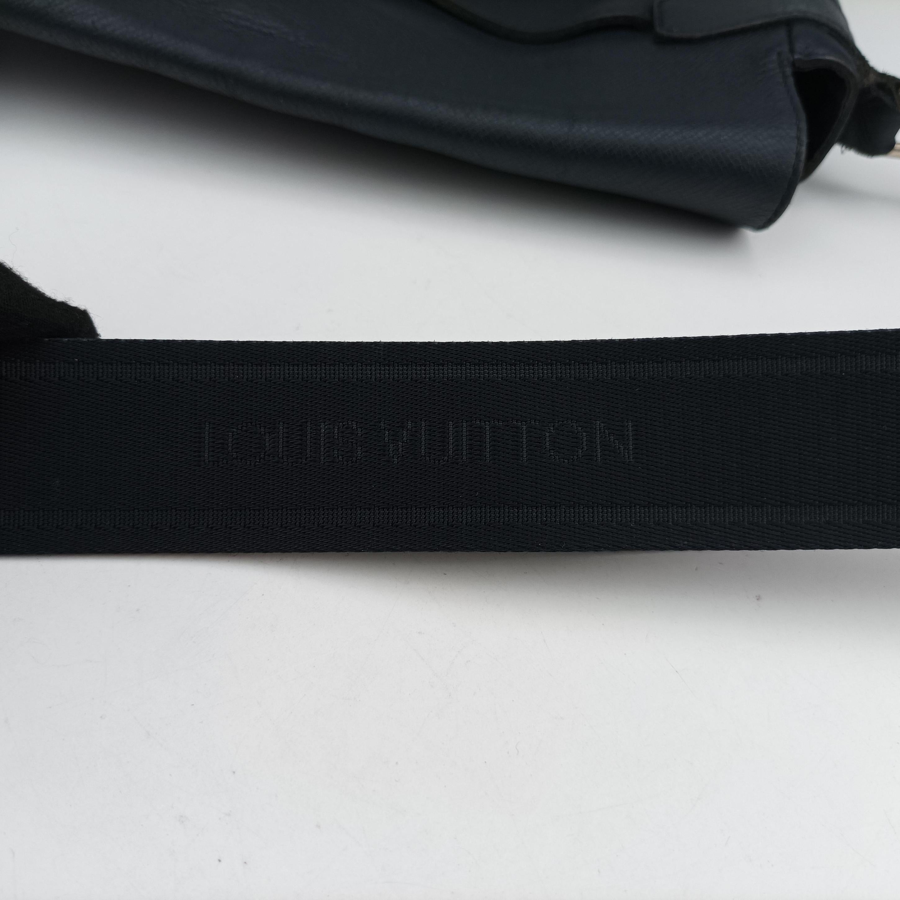 Secondhand Louis Vuitton Taiga Roman MM Messenger Navy Taiga M32624 shoulderbag | stylenewstar