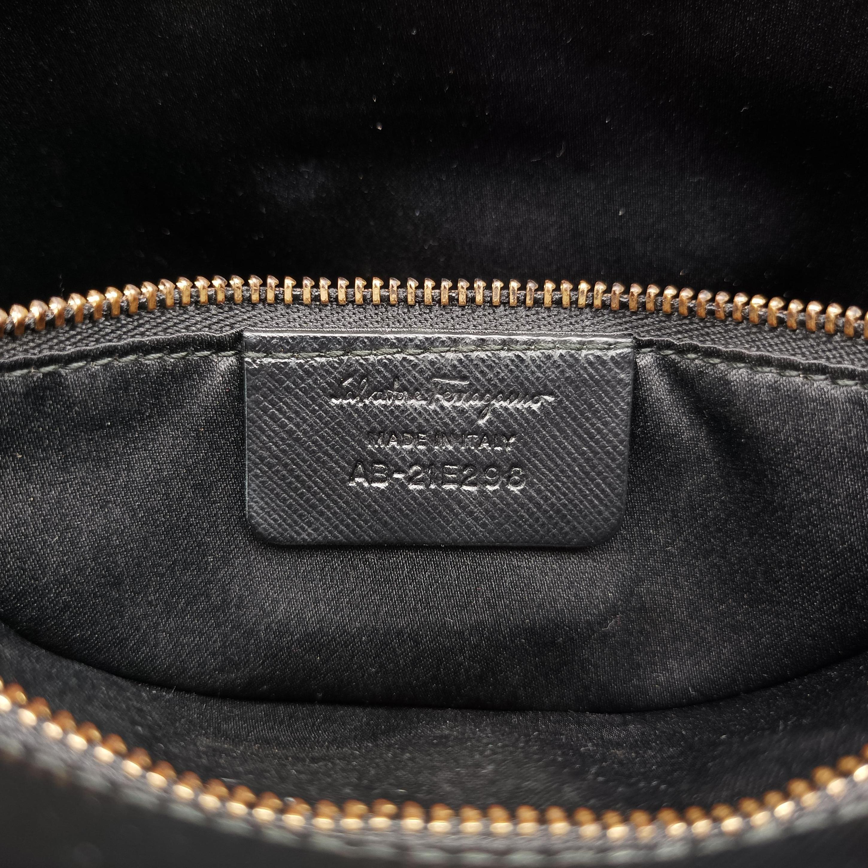 Vintage Ferragamo Tracy Vara Black leather  shoulderbag | stylenewstar