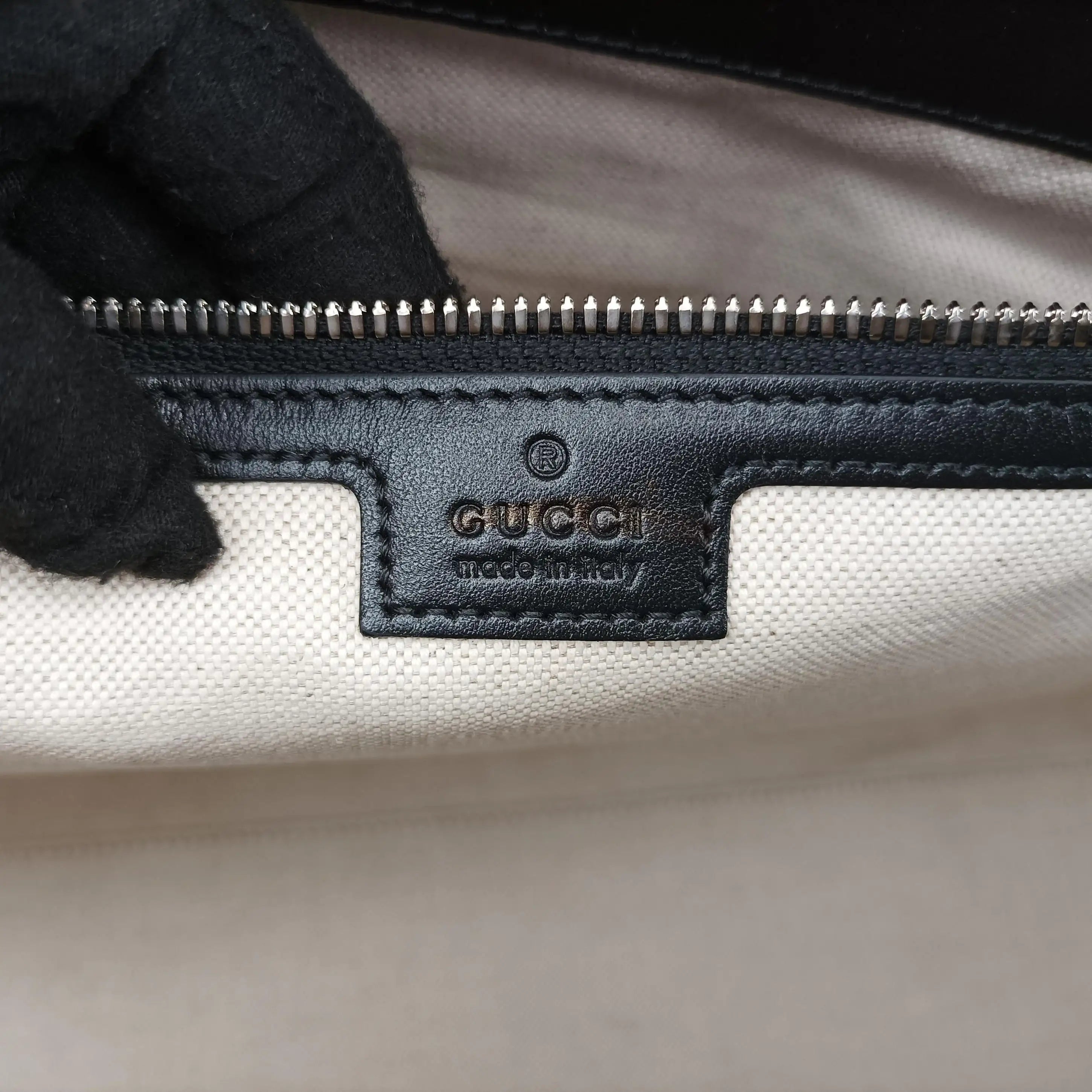 Pre-owned Gucci GG Embossed Black Leather 725129 shoulderbag | stylenewstar