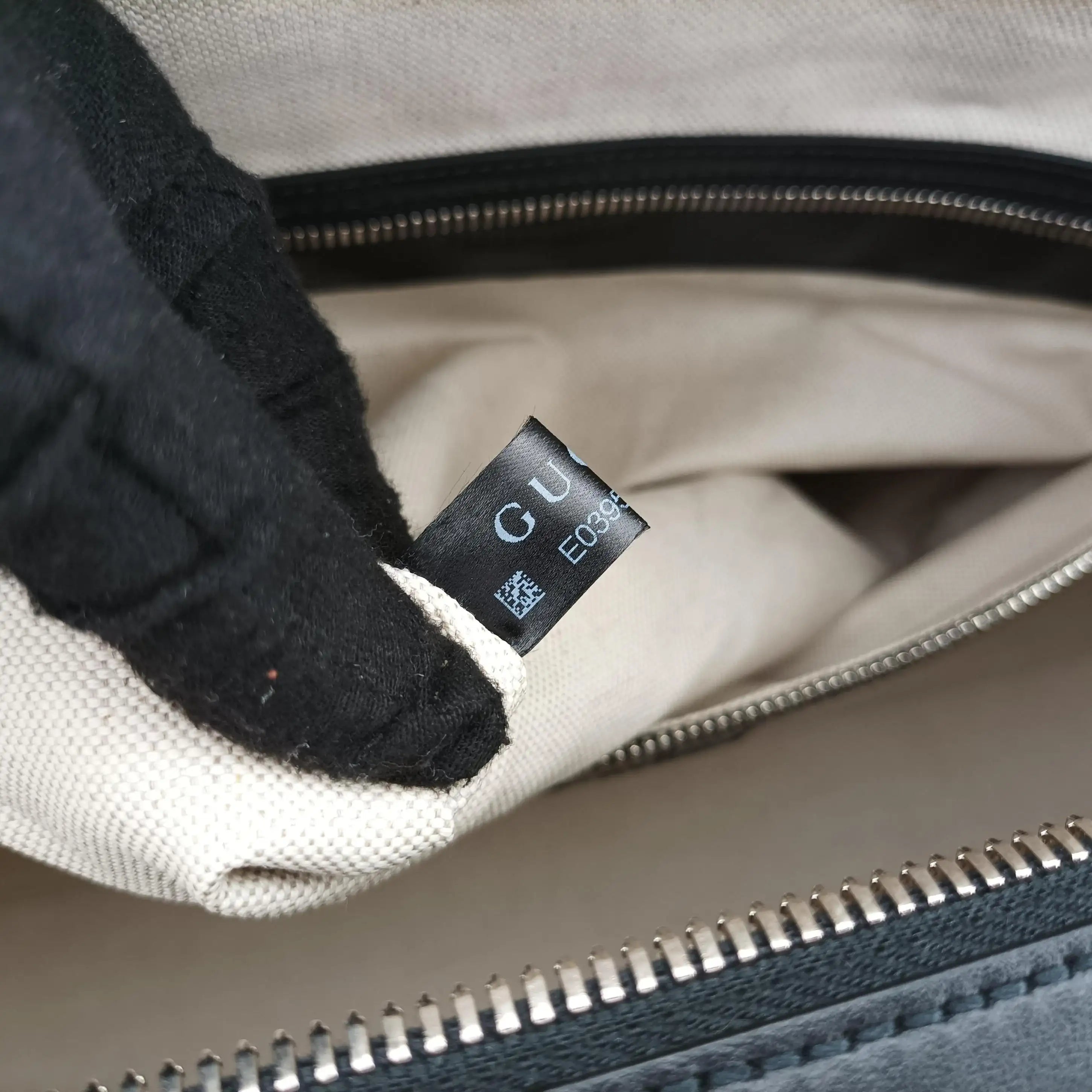 Pre-owned Gucci GG Embossed Black Leather 725129 shoulderbag | stylenewstar
