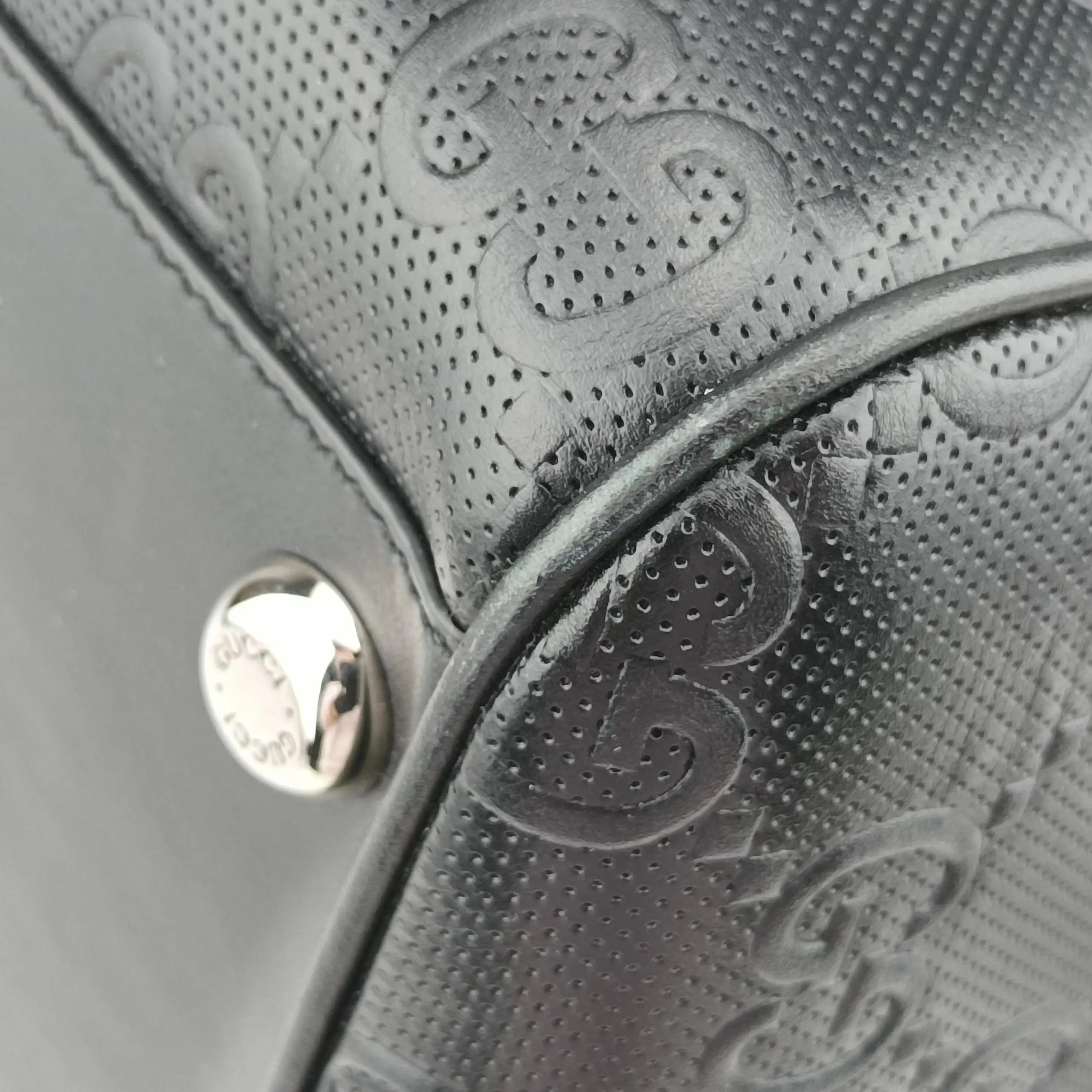 Pre-owned Gucci GG Embossed Black Leather 725129 shoulderbag | stylenewstar