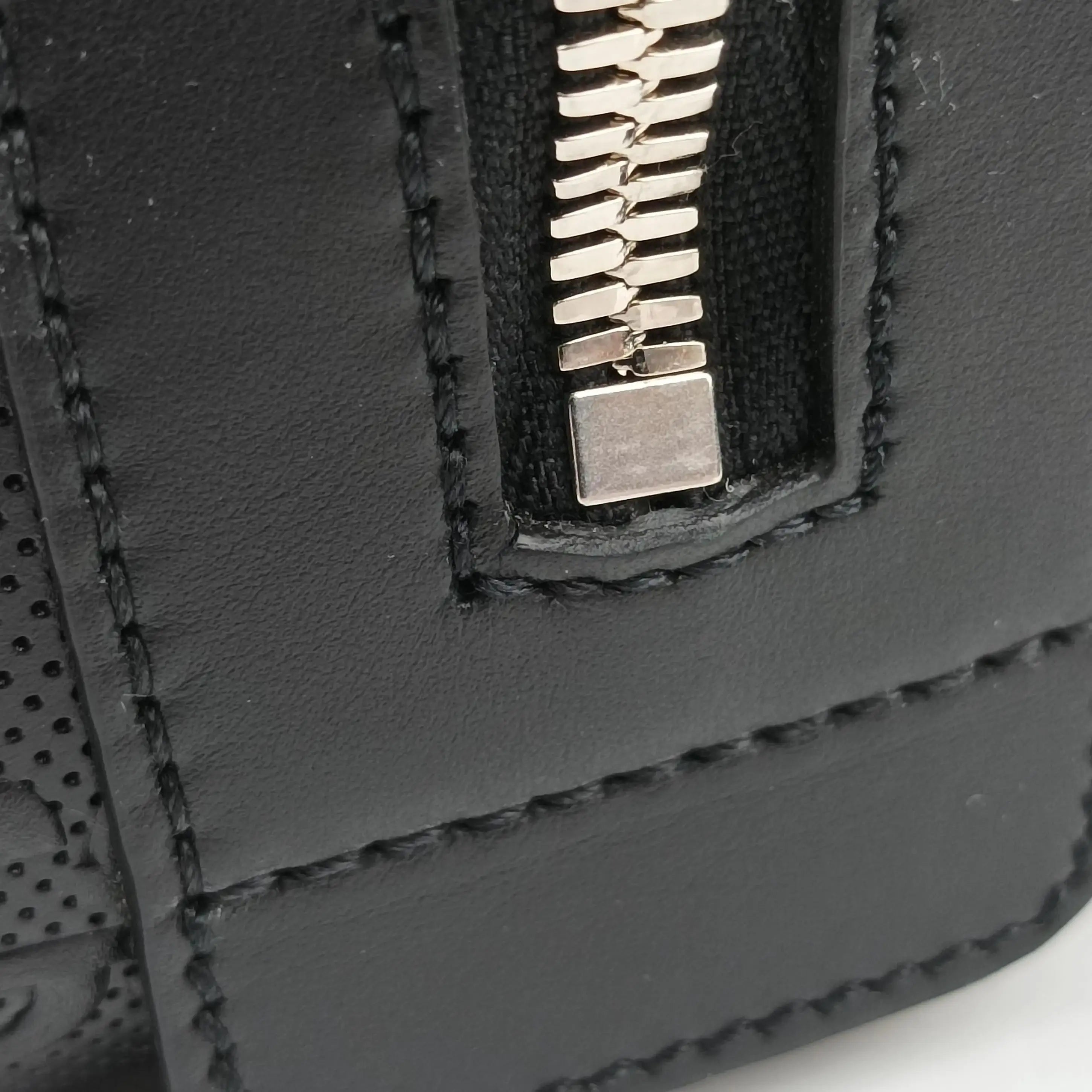 Pre-owned Gucci GG Embossed Black Leather 725129 shoulderbag | stylenewstar