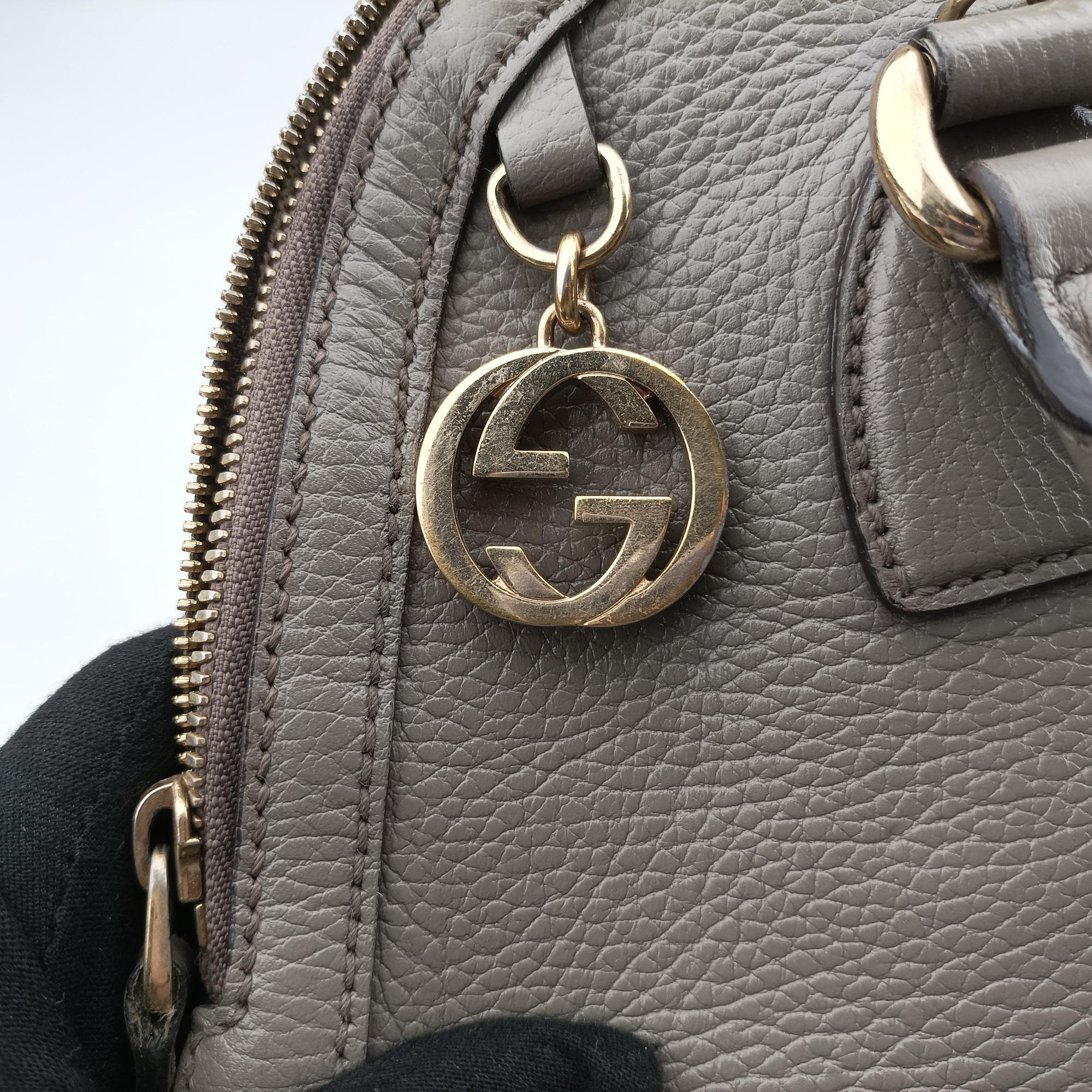 Pre-owned Gucci Interlocking G charm Dome Grey Leather 449662 shoulderbag | stylenewstar