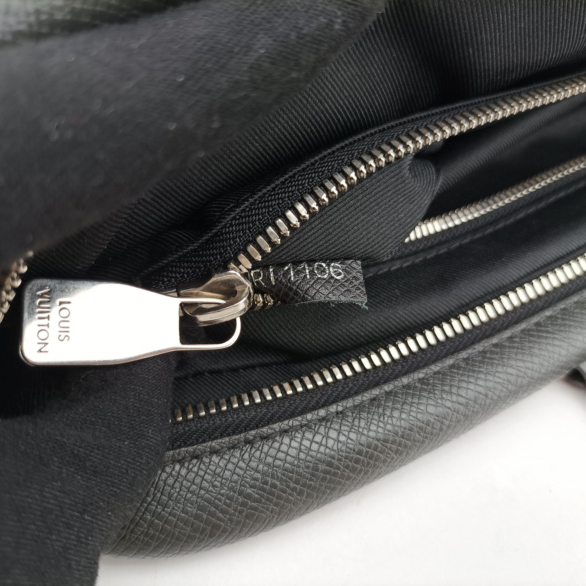Secondhand Louis Vuitton Porto Document Business MM Black Taiga M33441 handbag | stylenewstar