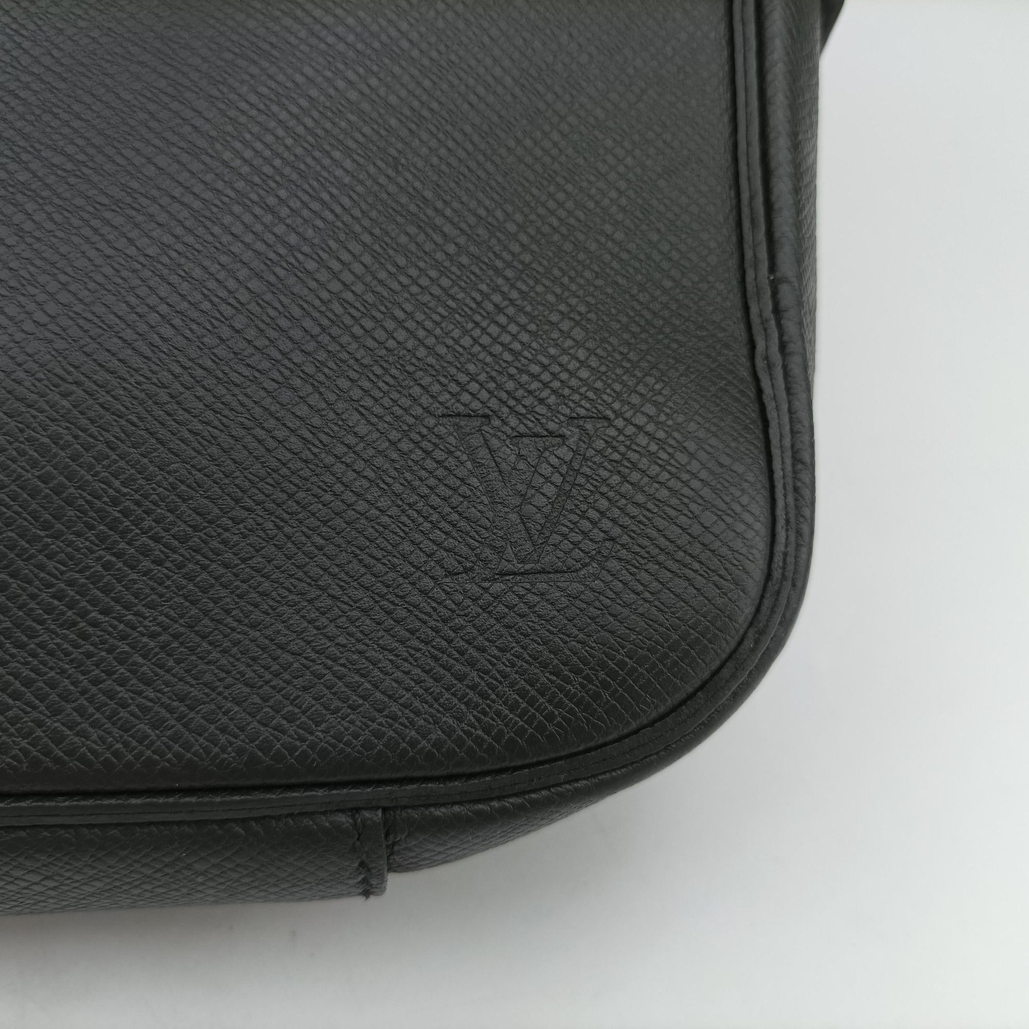 Secondhand Louis Vuitton Porto Document Business MM Black Taiga M33441 handbag | stylenewstar