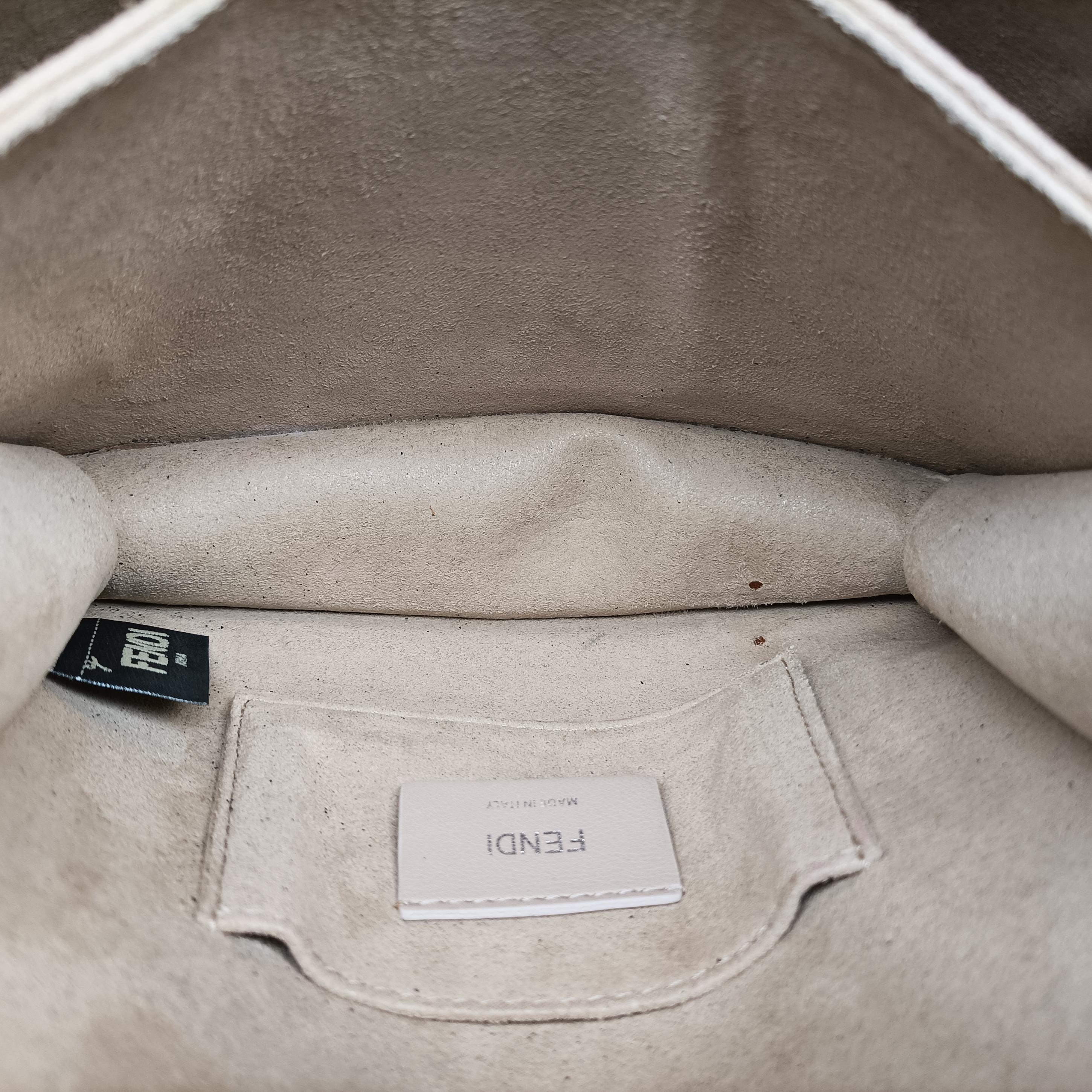 Pre-owned Fendi studded Kan I Black Leather 8M0381 shoulderbag | stylenewstar