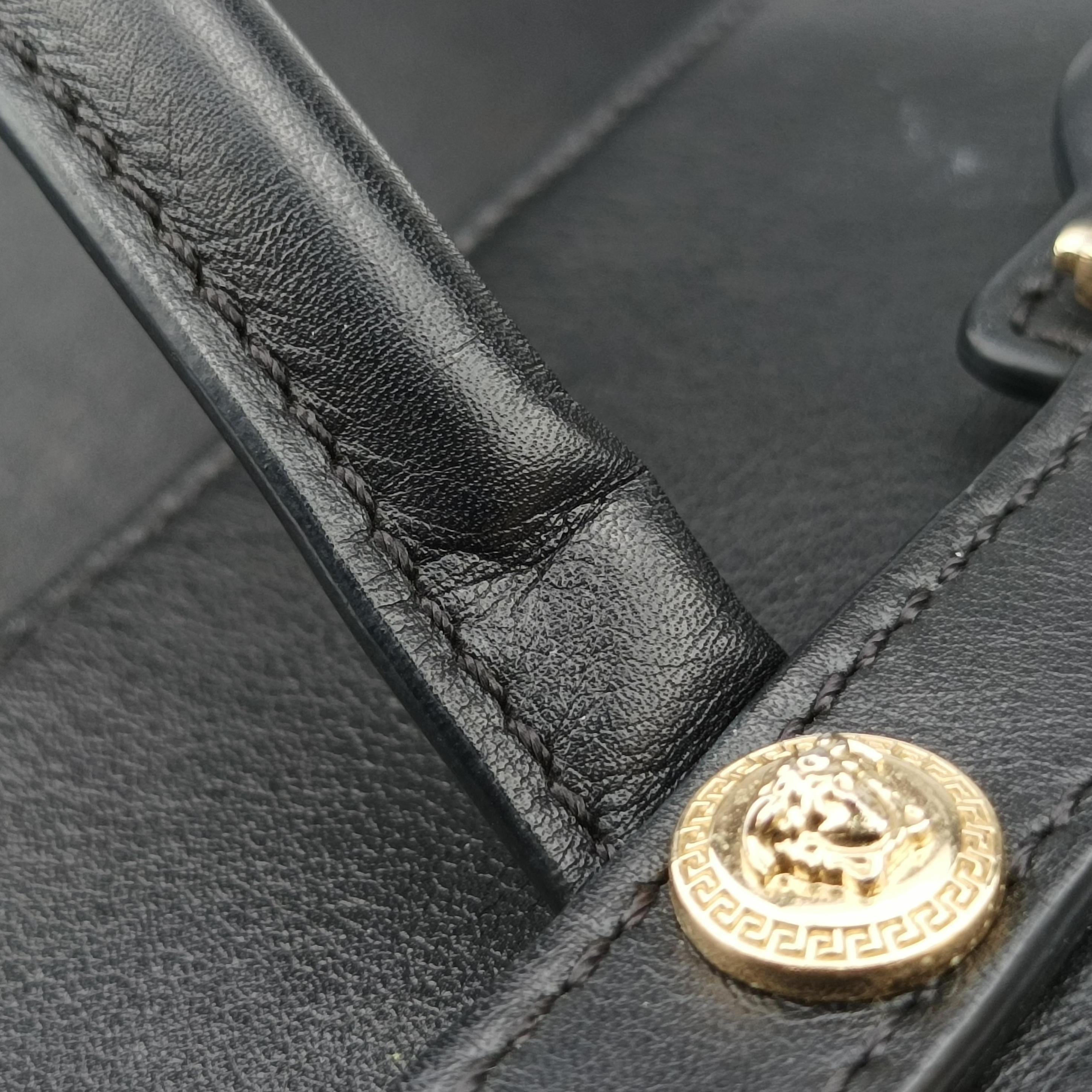Pre-owned VERSACE Medusa Black Leather  shoulderbag | stylenewstar