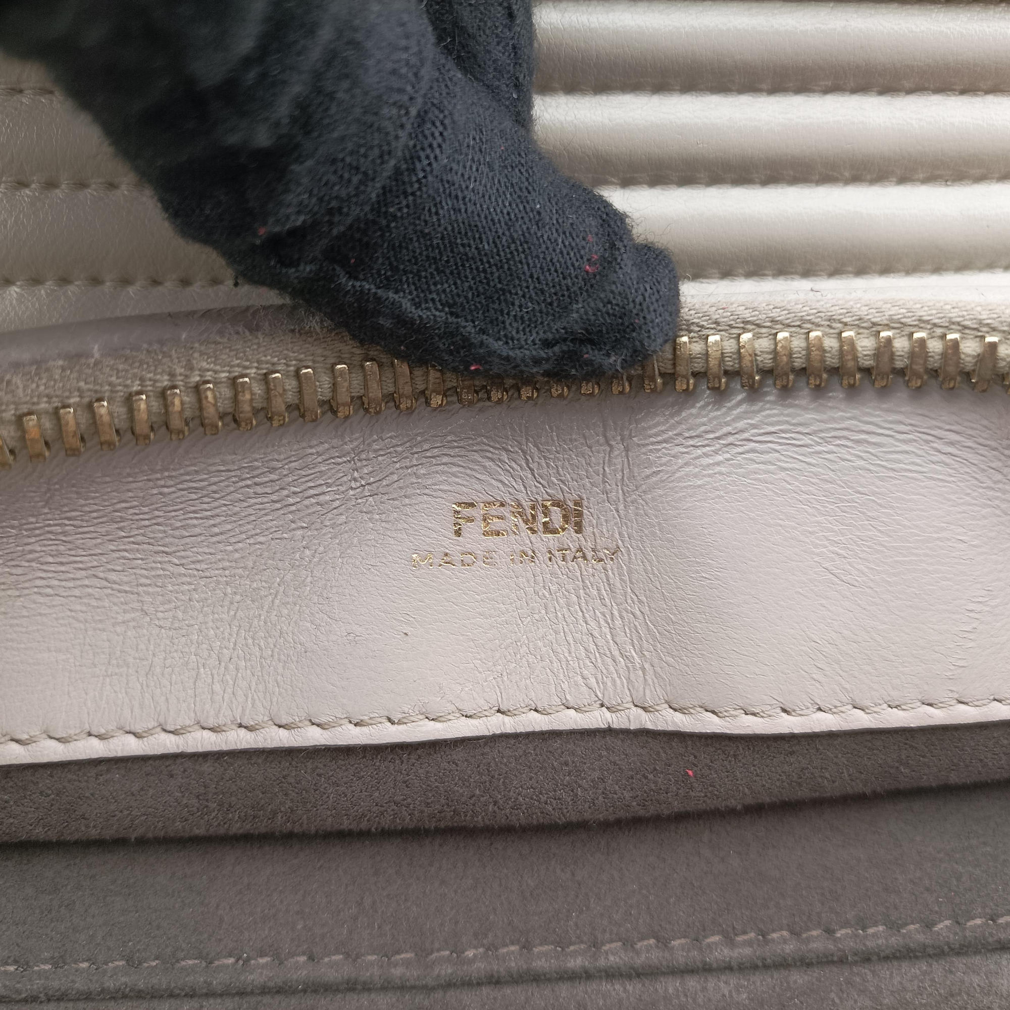 Pre-owned Fendi Dotcom Click Small Beige Leather 8BN299 shoulderbag | stylenewstar