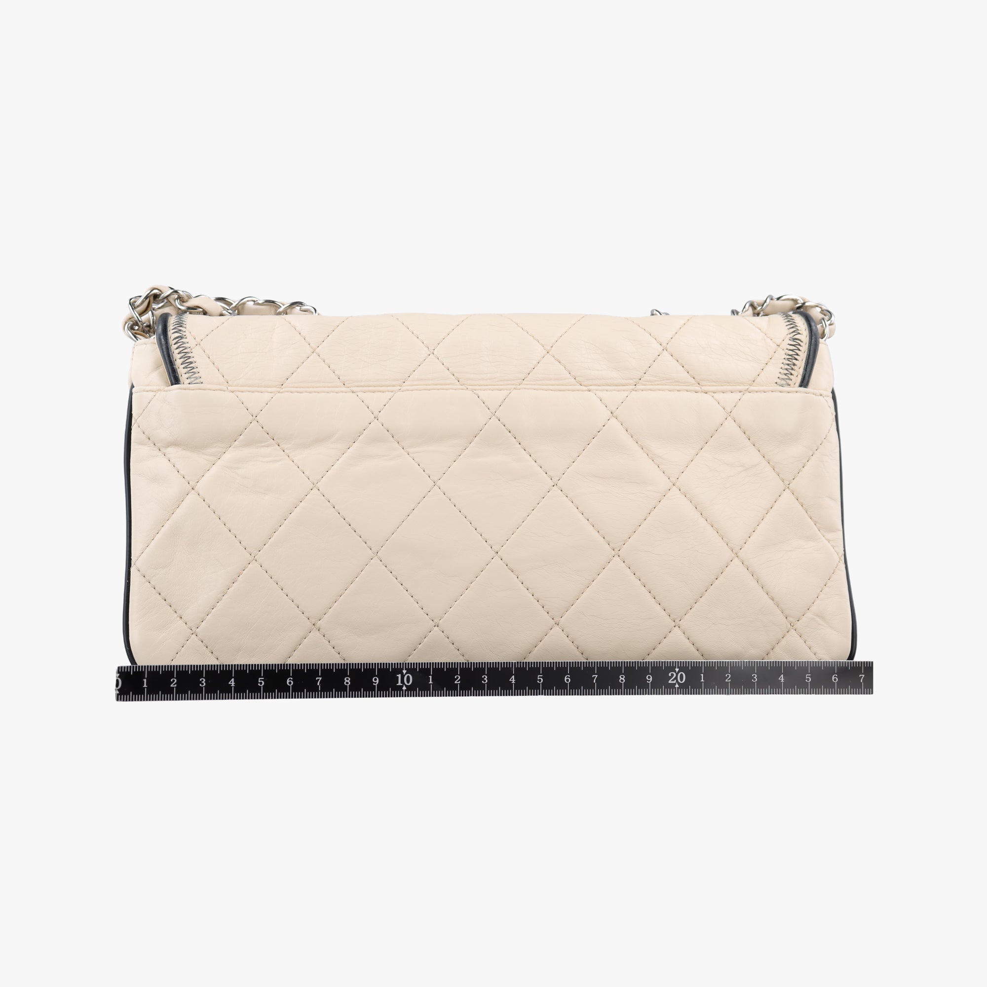 Vintage Chanel East West White lambskin A37691 shoulderbag | stylenewstar