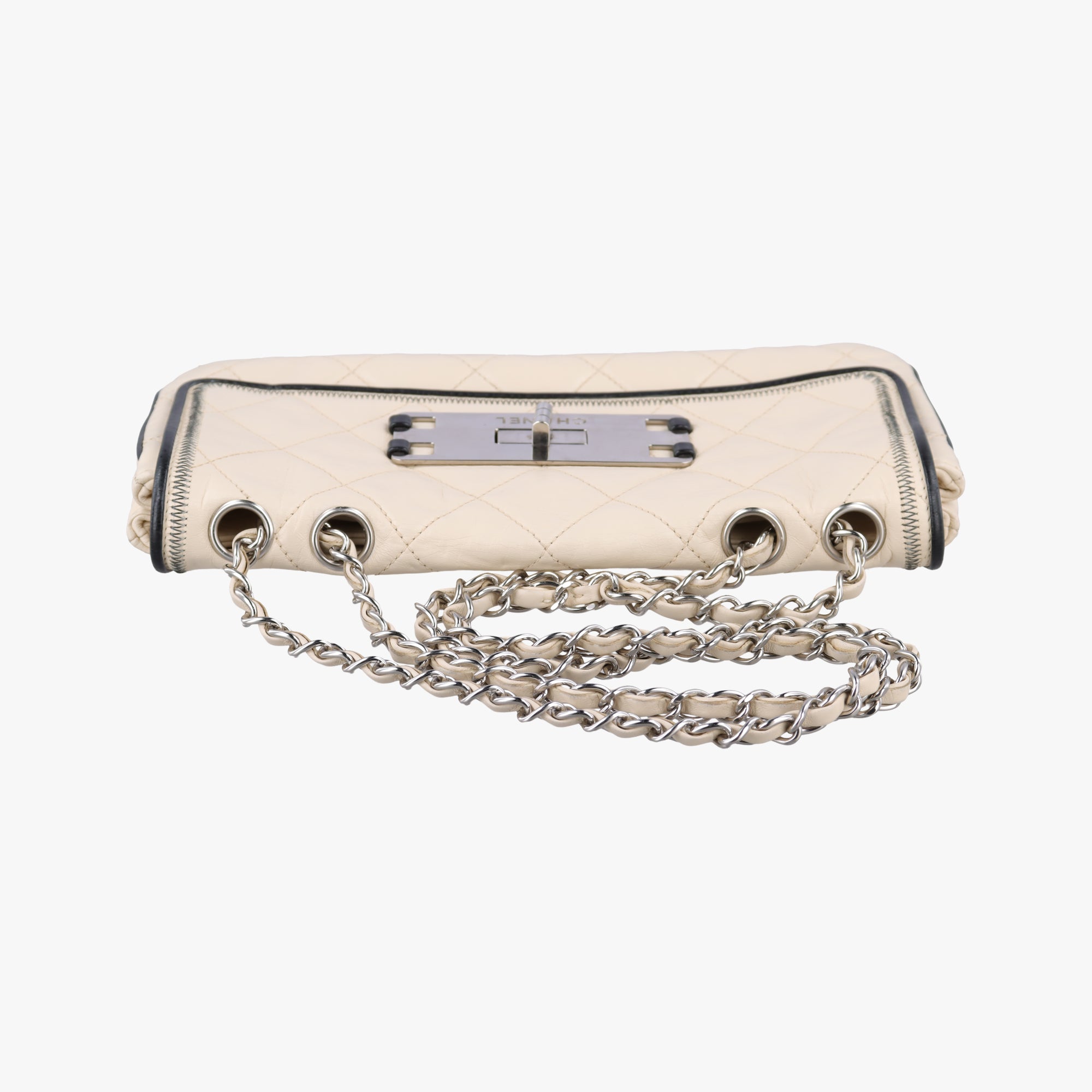 Vintage Chanel East West White lambskin A37691 shoulderbag | stylenewstar