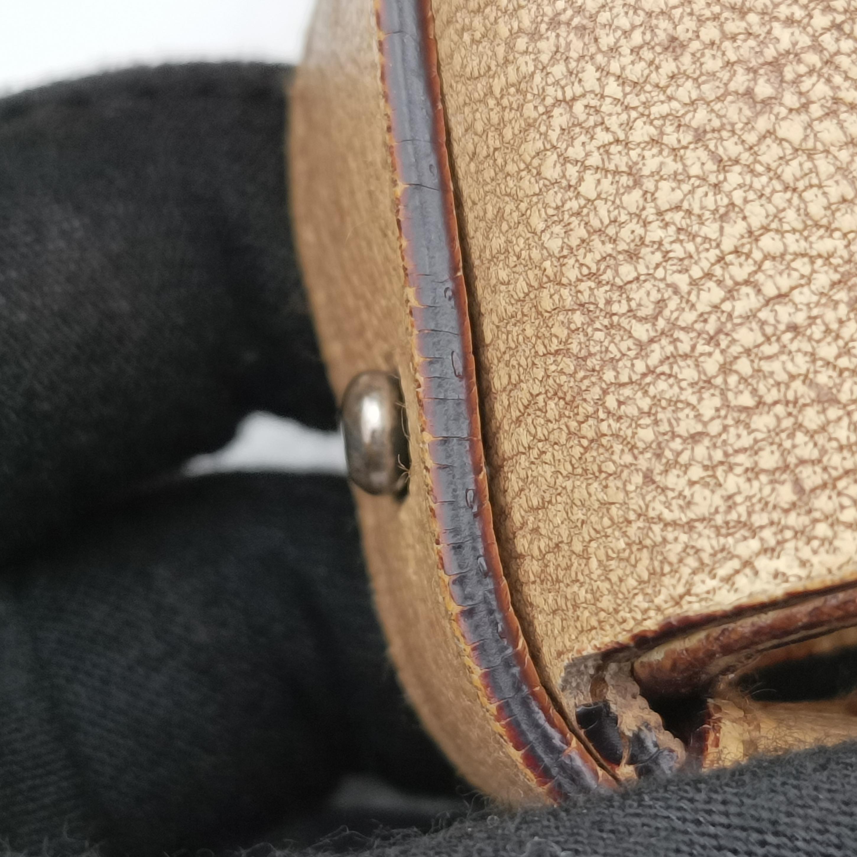 Pre-owned Yves Saint Laurent Mombasa beige Leather  handbag | stylenewstar