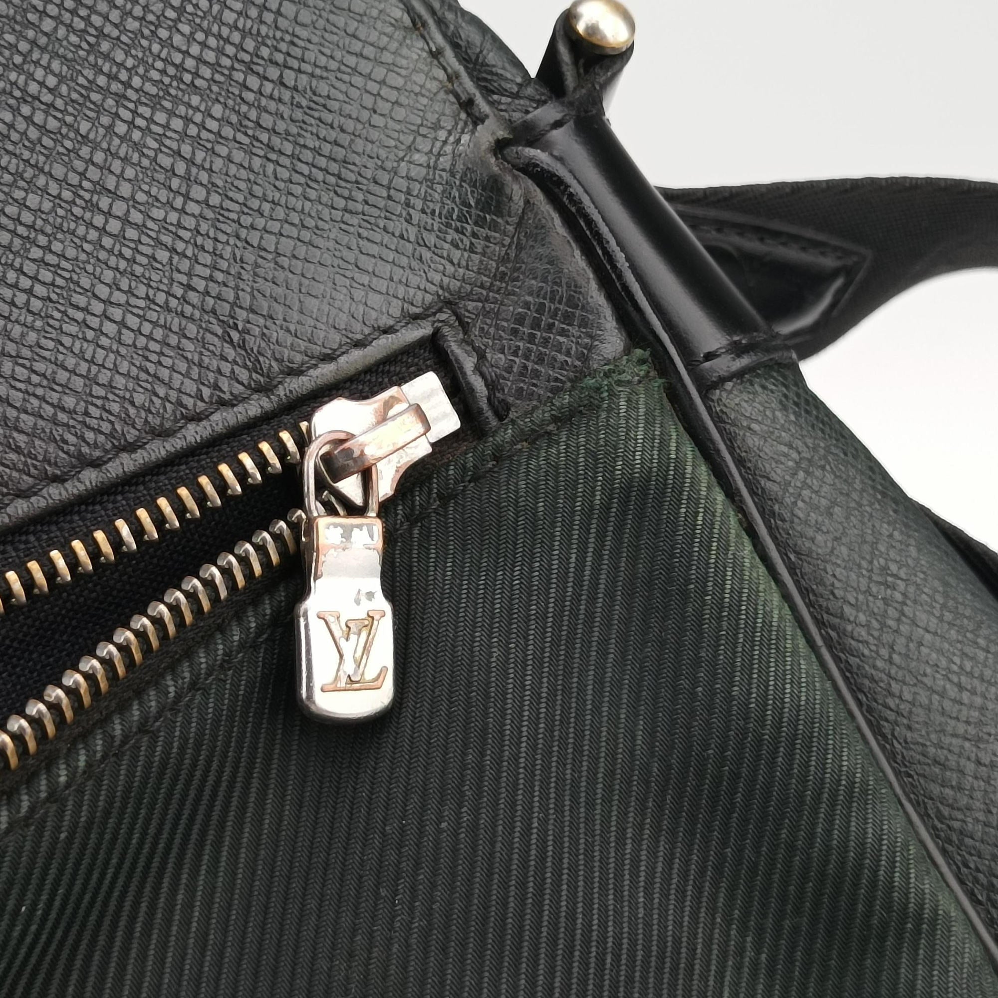 Pre-owned Louis Vuitton Viktor Ardoise Taiga x canvas M30142 shoulderbag | stylenewstar