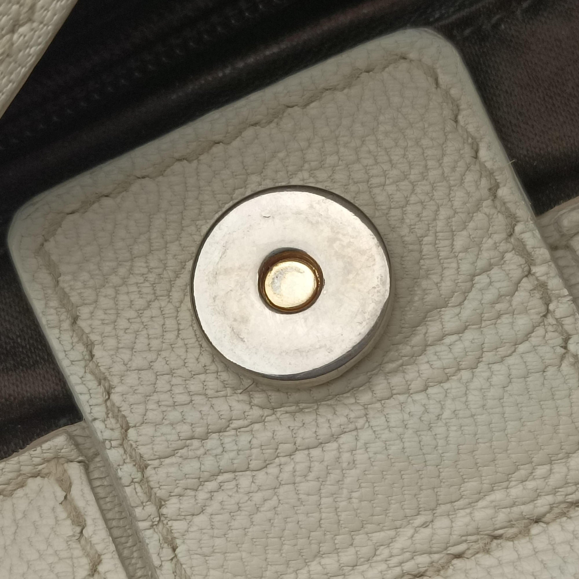 Pre-owned Yves Saint Laurent Saharienne White Leather 139259 shoulderbag | stylenewstar