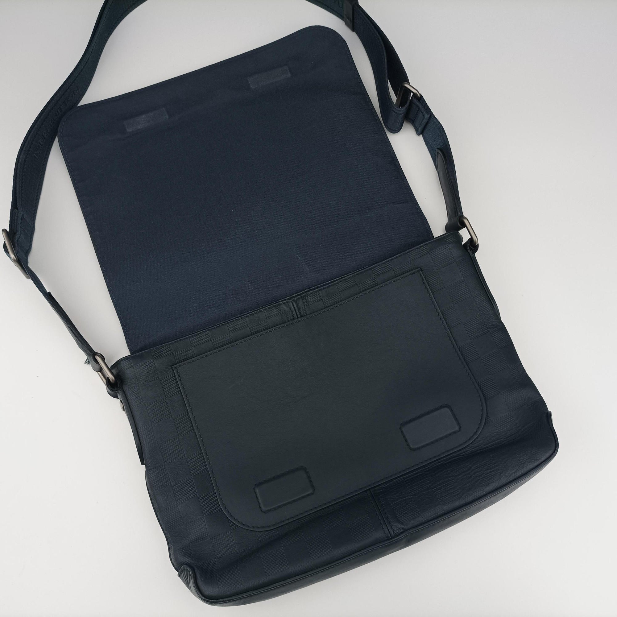 Pre-owned Louis Vuitton District PM Navy Damier Infini N42438 shoulderbag | stylenewstar