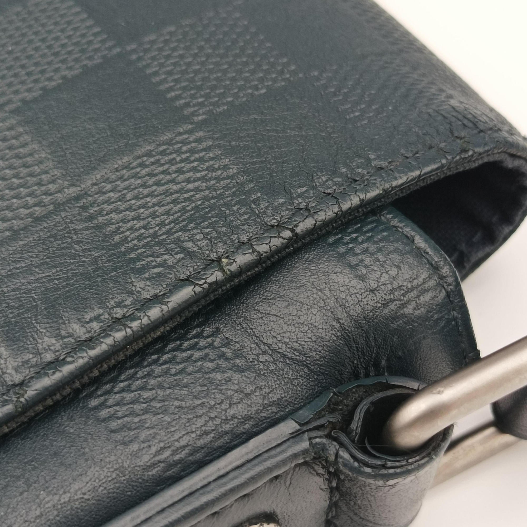Pre-owned Louis Vuitton District PM Navy Damier Infini N42438 shoulderbag | stylenewstar