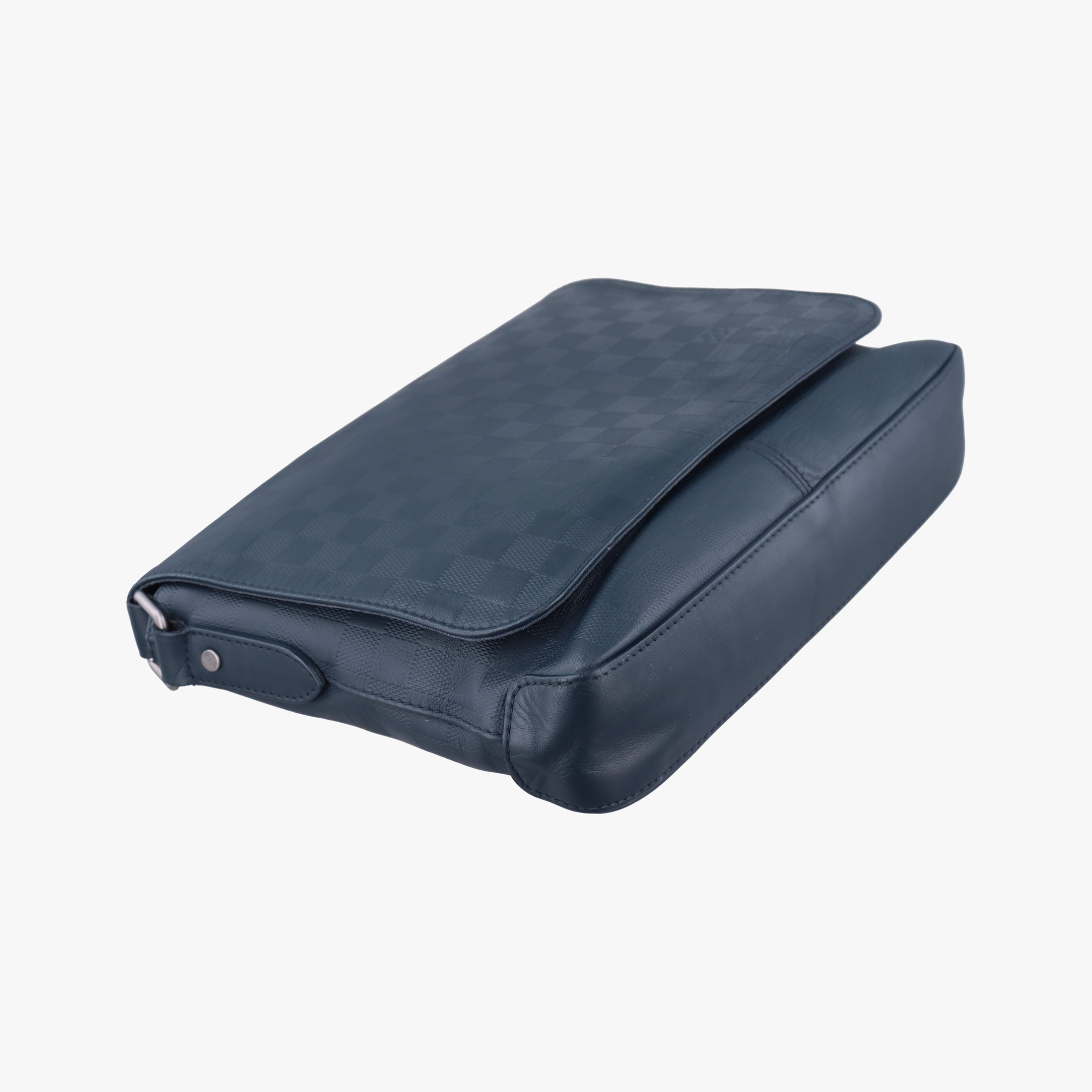 Pre-owned Louis Vuitton District PM Navy Damier Infini N42438 shoulderbag | stylenewstar
