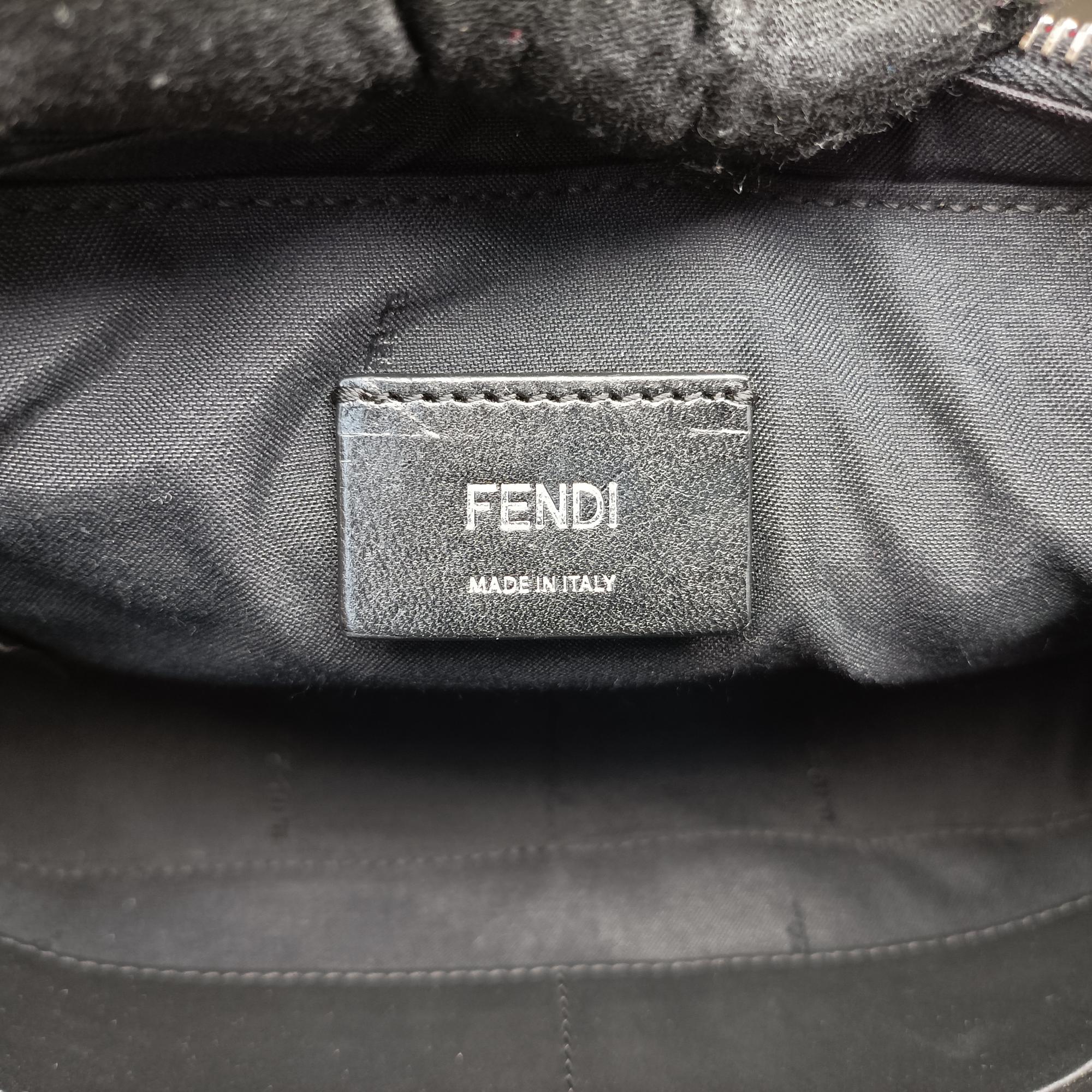 Pre-owned Fendi Camera case Red x Black Leather 7M0286 shoulderbag | stylenewstar