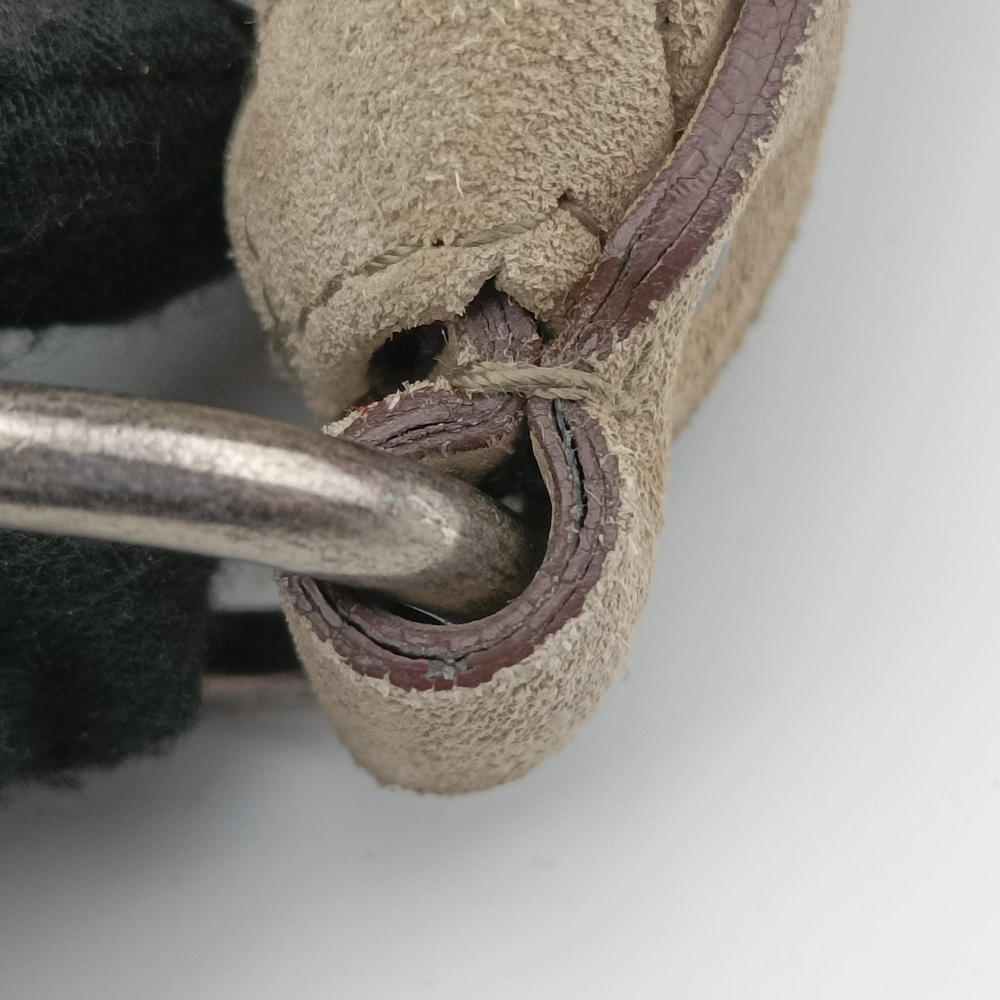 Pre-owned Yves Saint Laurent Mombasa Sling beige suede 001998 shoulderbag | stylenewstar