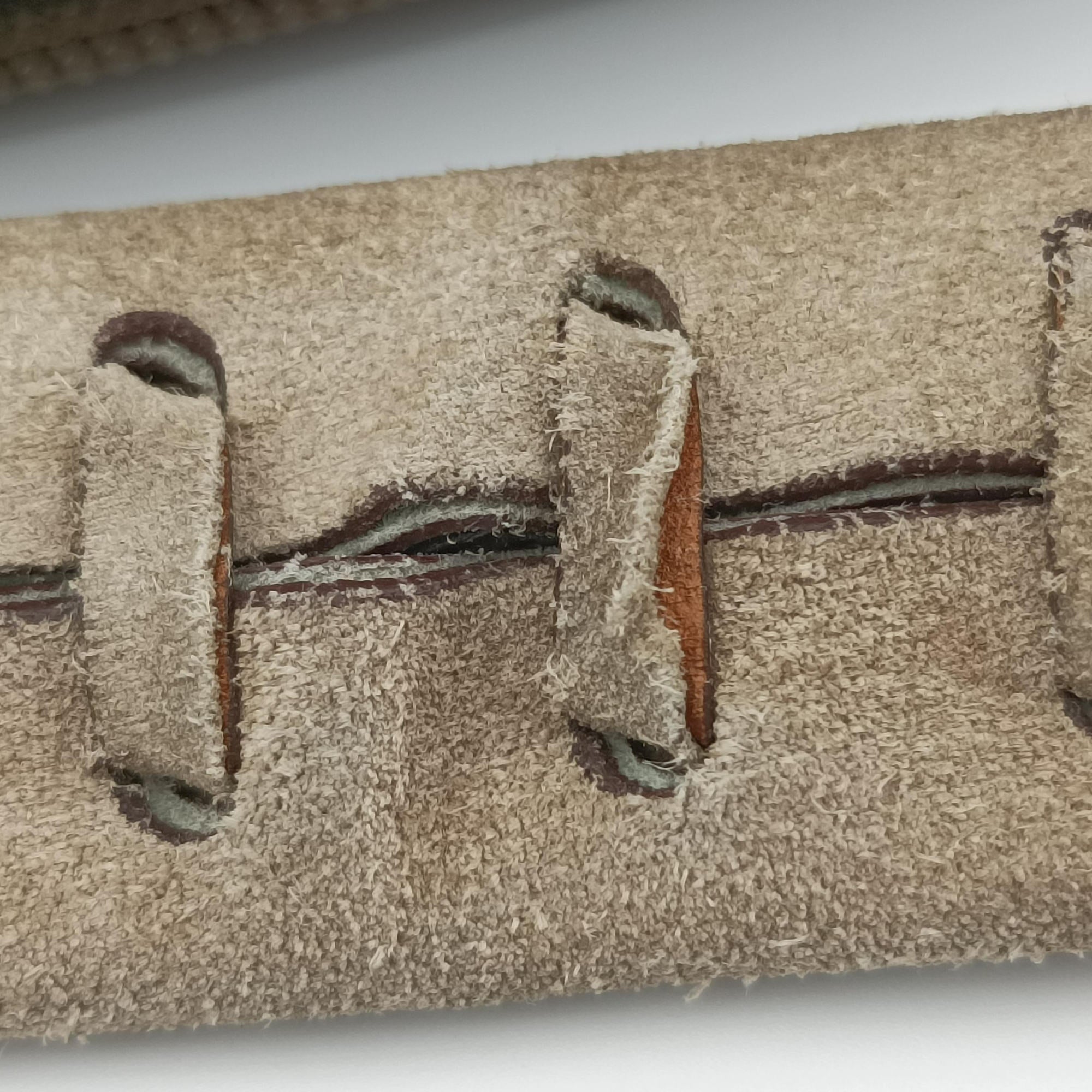 Pre-owned Yves Saint Laurent Mombasa Sling beige suede 001998 shoulderbag | stylenewstar