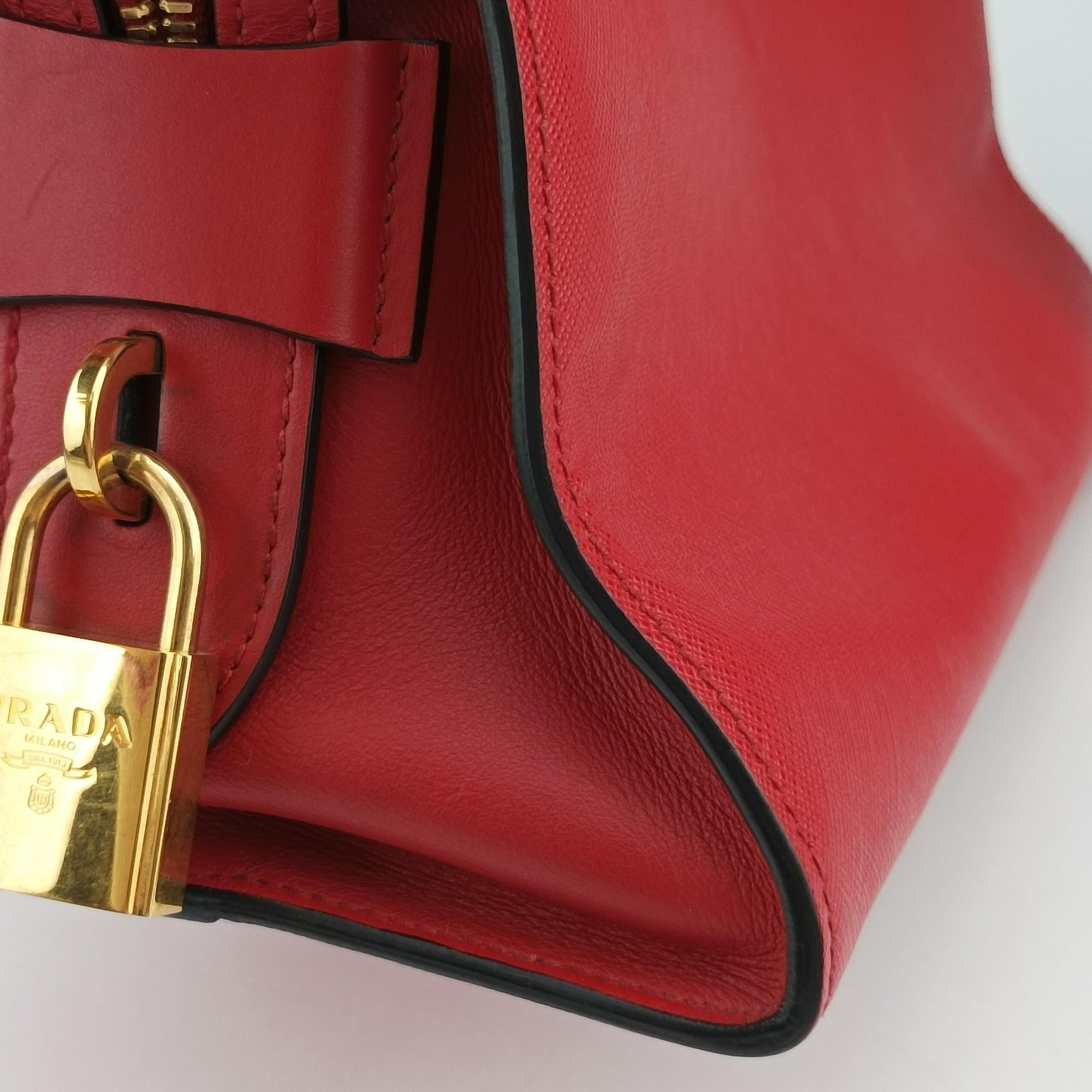 Secondhand Prada Esplanade Red SAFFIANO Leather 1BA046 shoulderbag | stylenewstar
