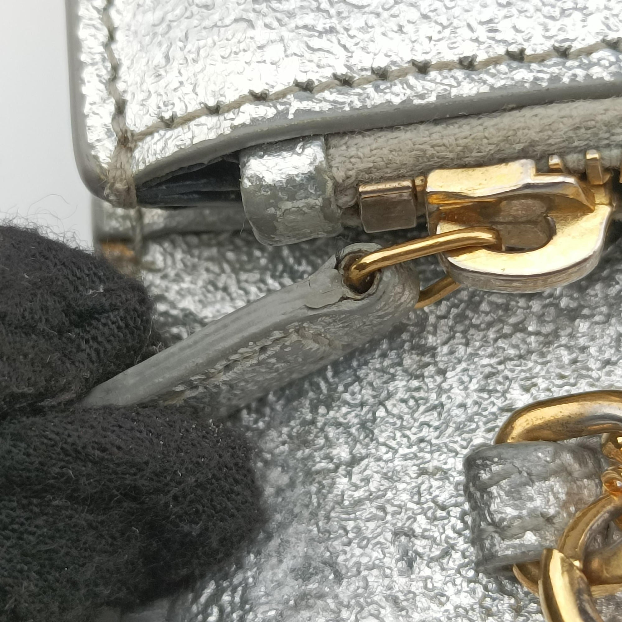Pre-owned Yves Saint Laurent Cassandre Envelope Silver Leather 402031 shoulderbag | stylenewstar