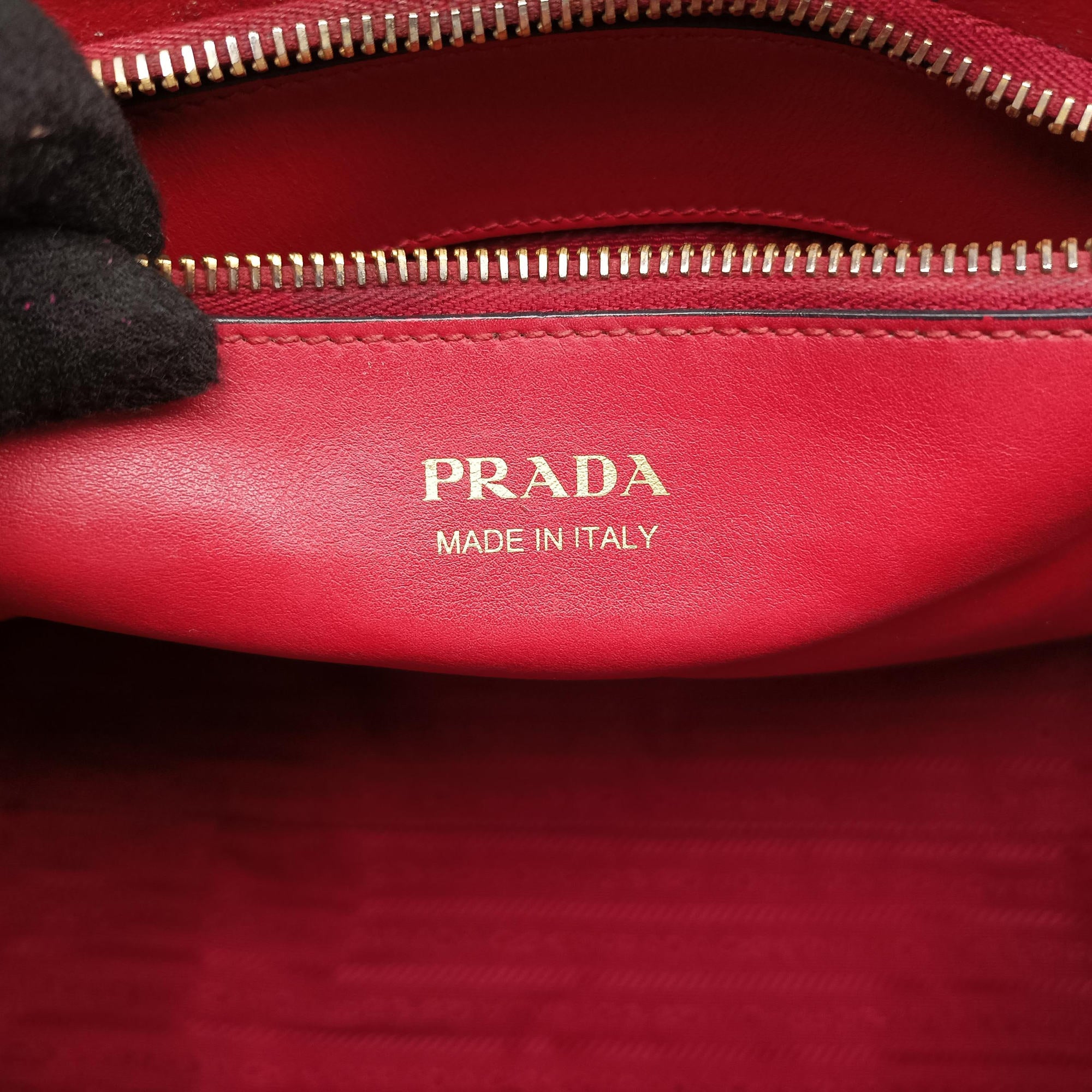 Pre-owned Prada Cuir Monochrome Red SAFFIANO　Leather 1BA155 shoulderbag | stylenewstar