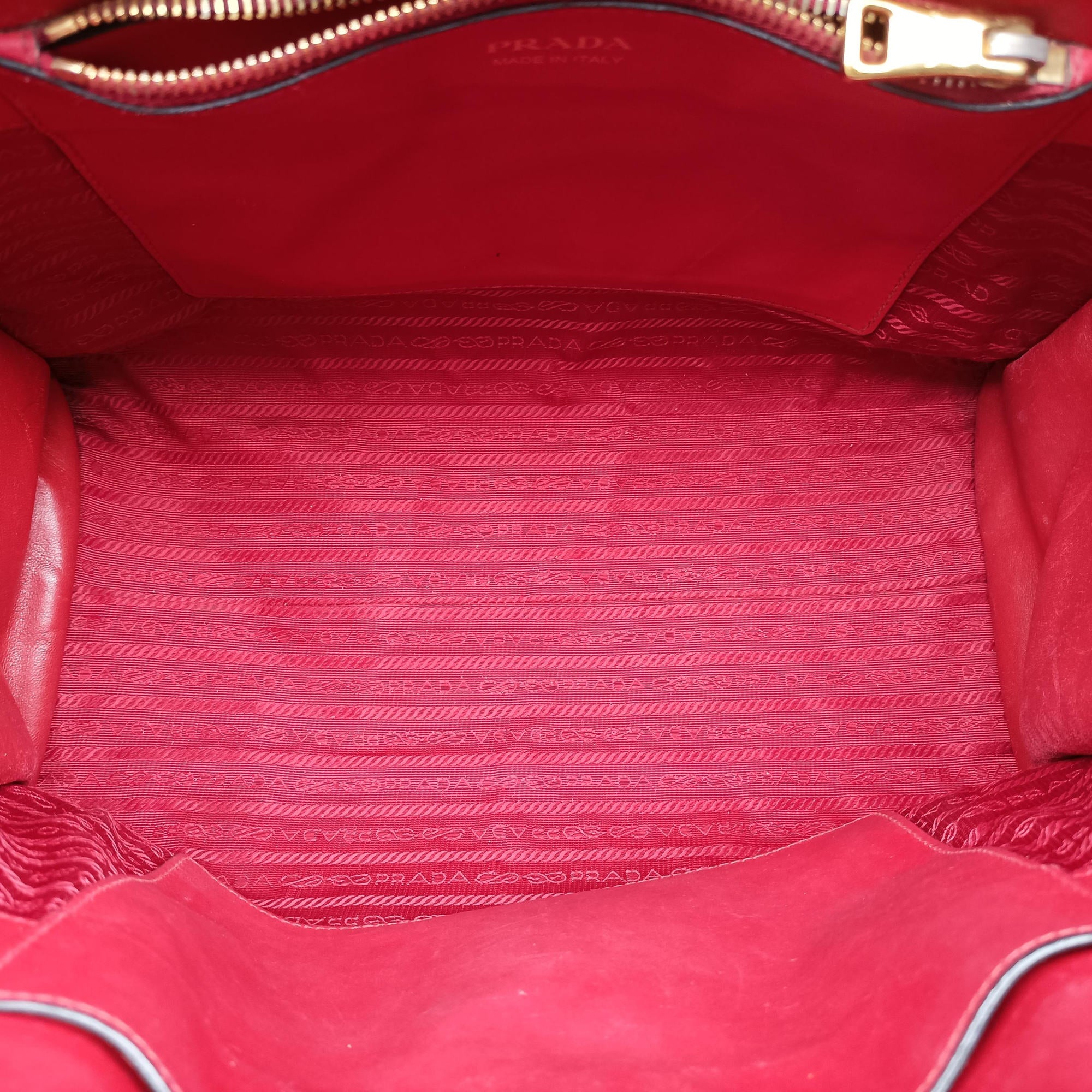 Pre-owned Prada Cuir Monochrome Red SAFFIANO　Leather 1BA155 shoulderbag | stylenewstar