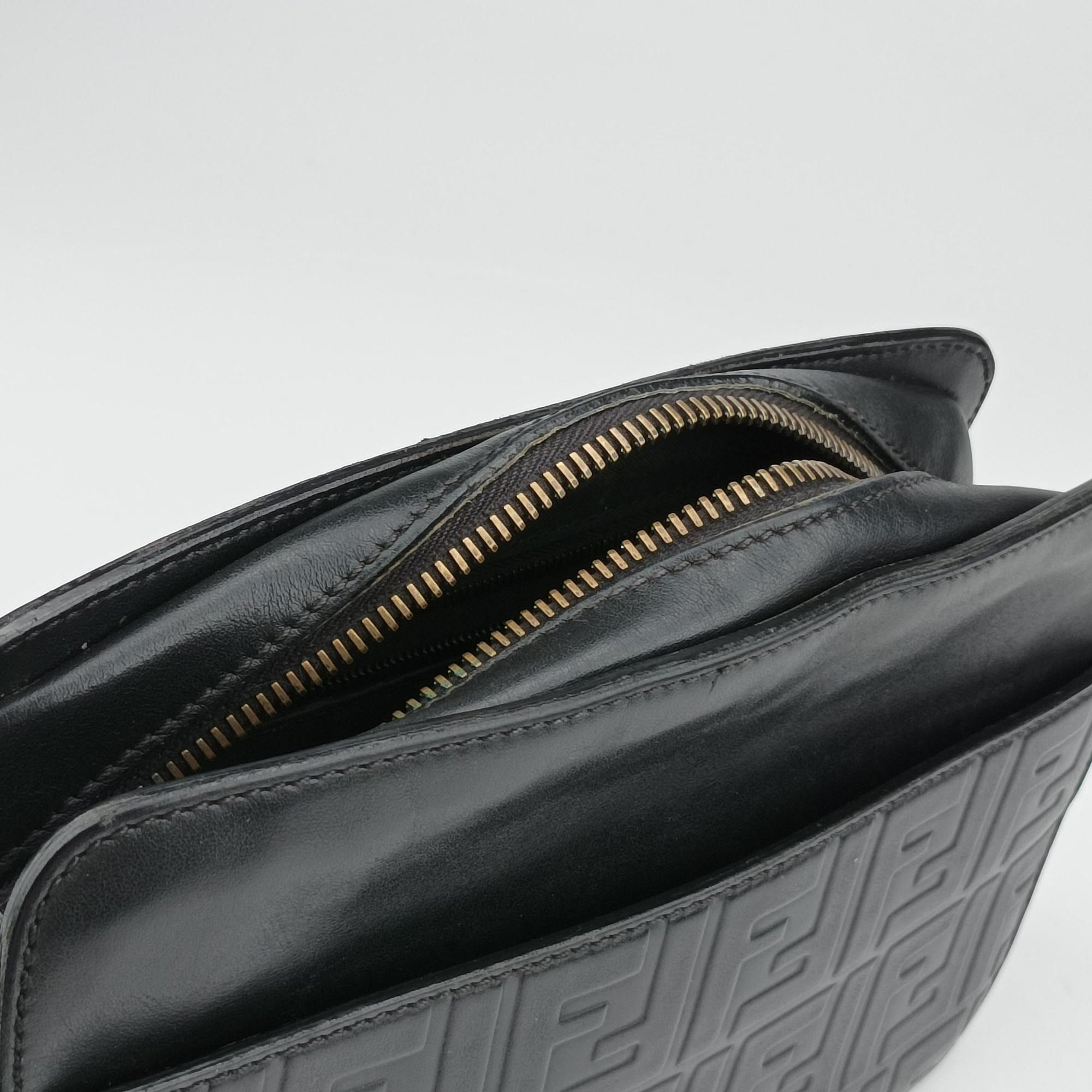 Pre-owned Fendi FF logo camera Black Leather 7VA428 shoulderbag | stylenewstar