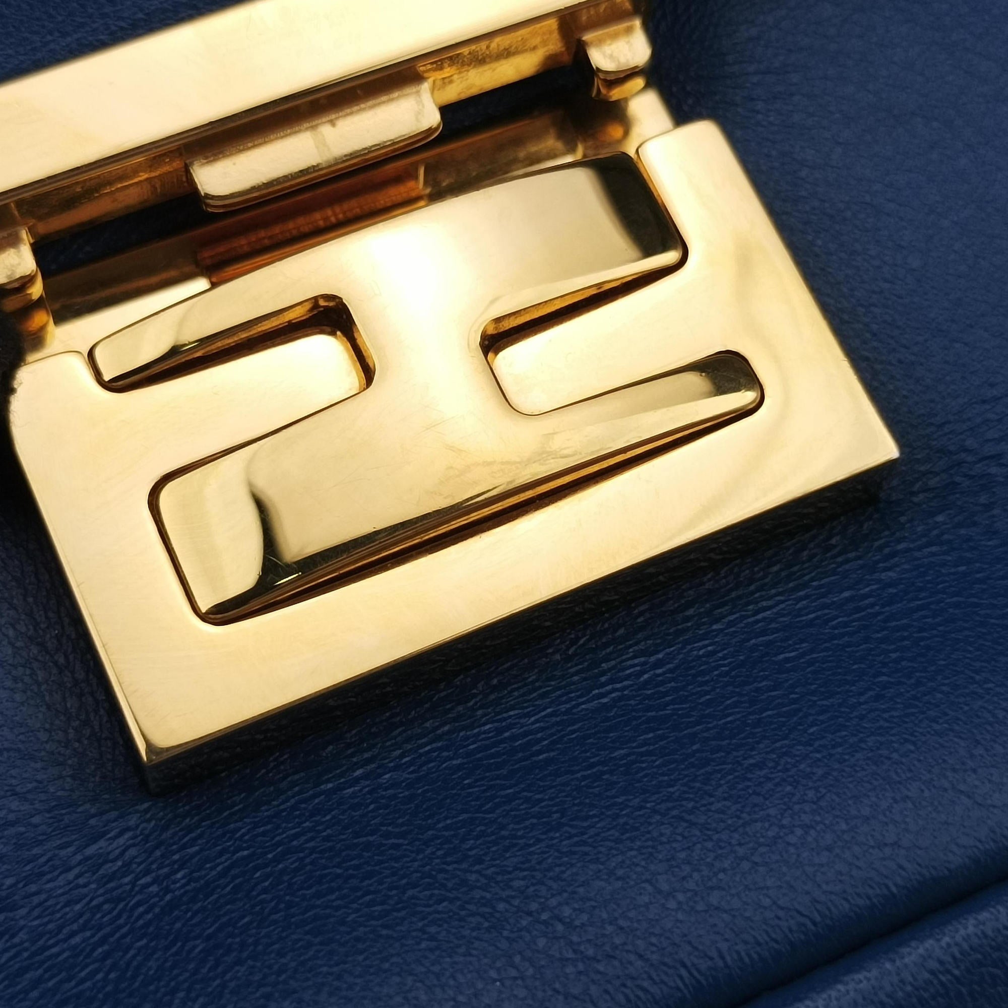 Secondhand Fendi Mini Be Baguette Blue Leather 8M0315 shoulderbag | stylenewstar