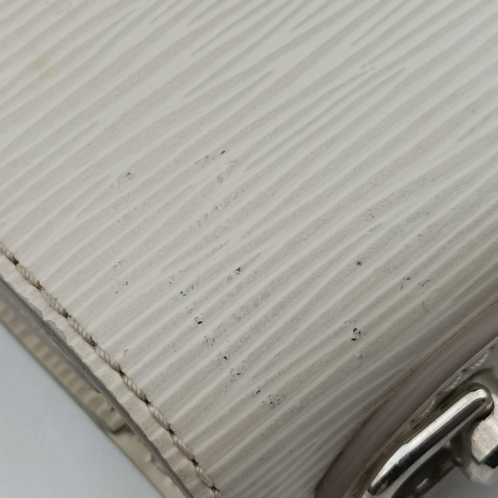 Pre-owned Louis Vuitton Sevigne GM White Epi M4051J shoulderbag | stylenewstar