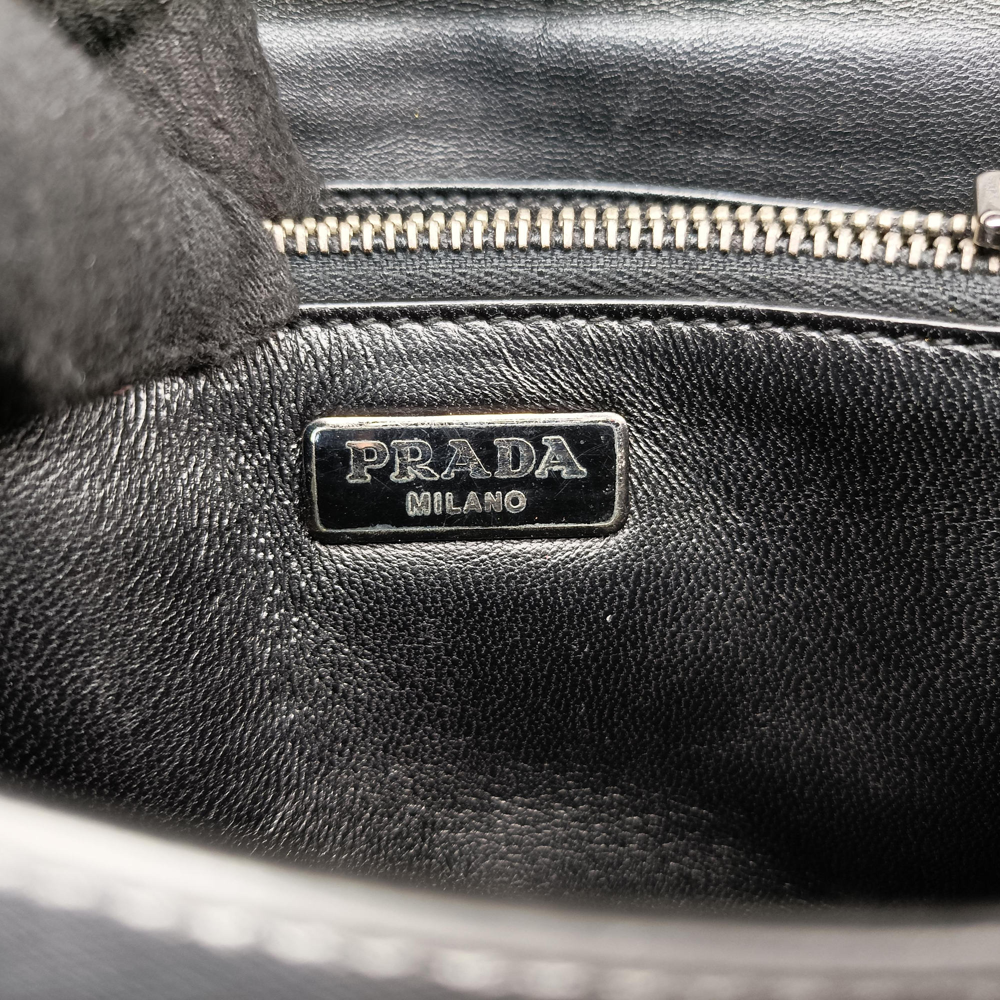 Vintage Prada Logo Chain Silver SAFFIANO Leather BT1035 shoulderbag | stylenewstar