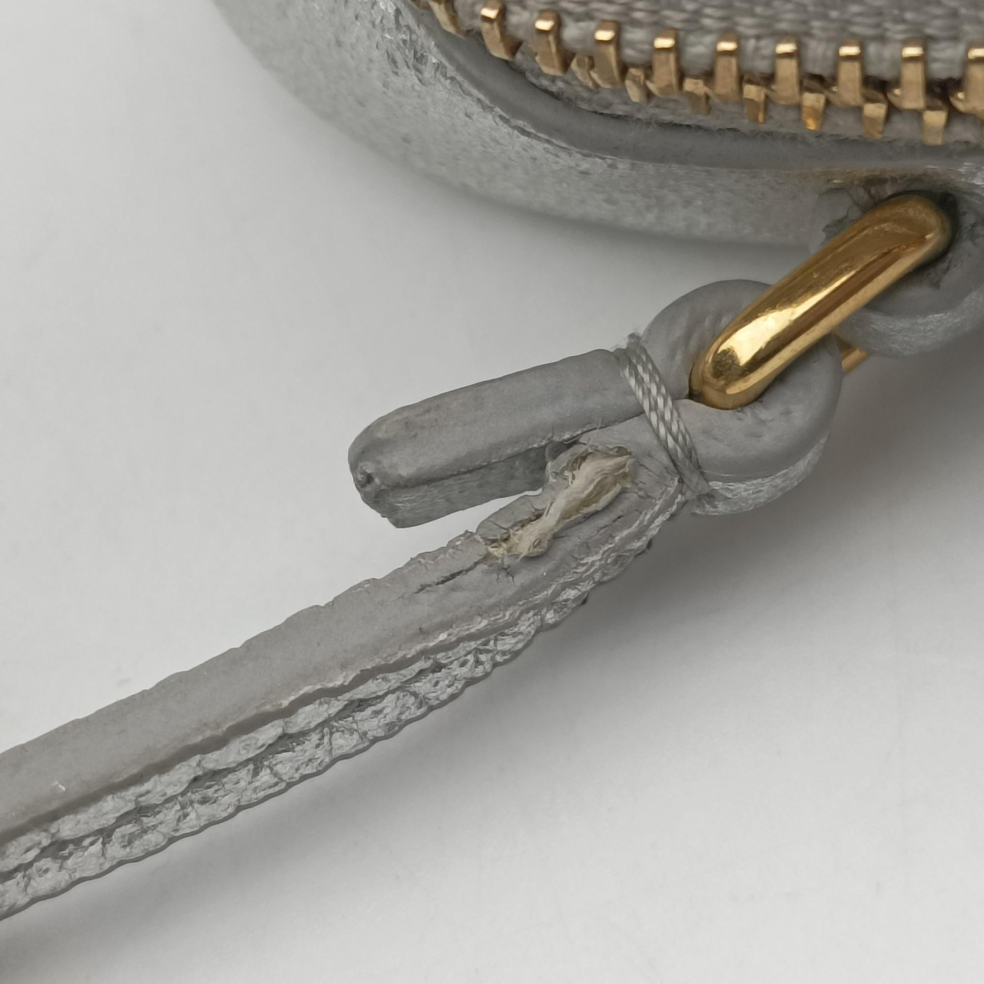 Pre-owned Yves Saint Laurent Monogram Blogger Silver Leather 425317 shoulderbag | stylenewstar