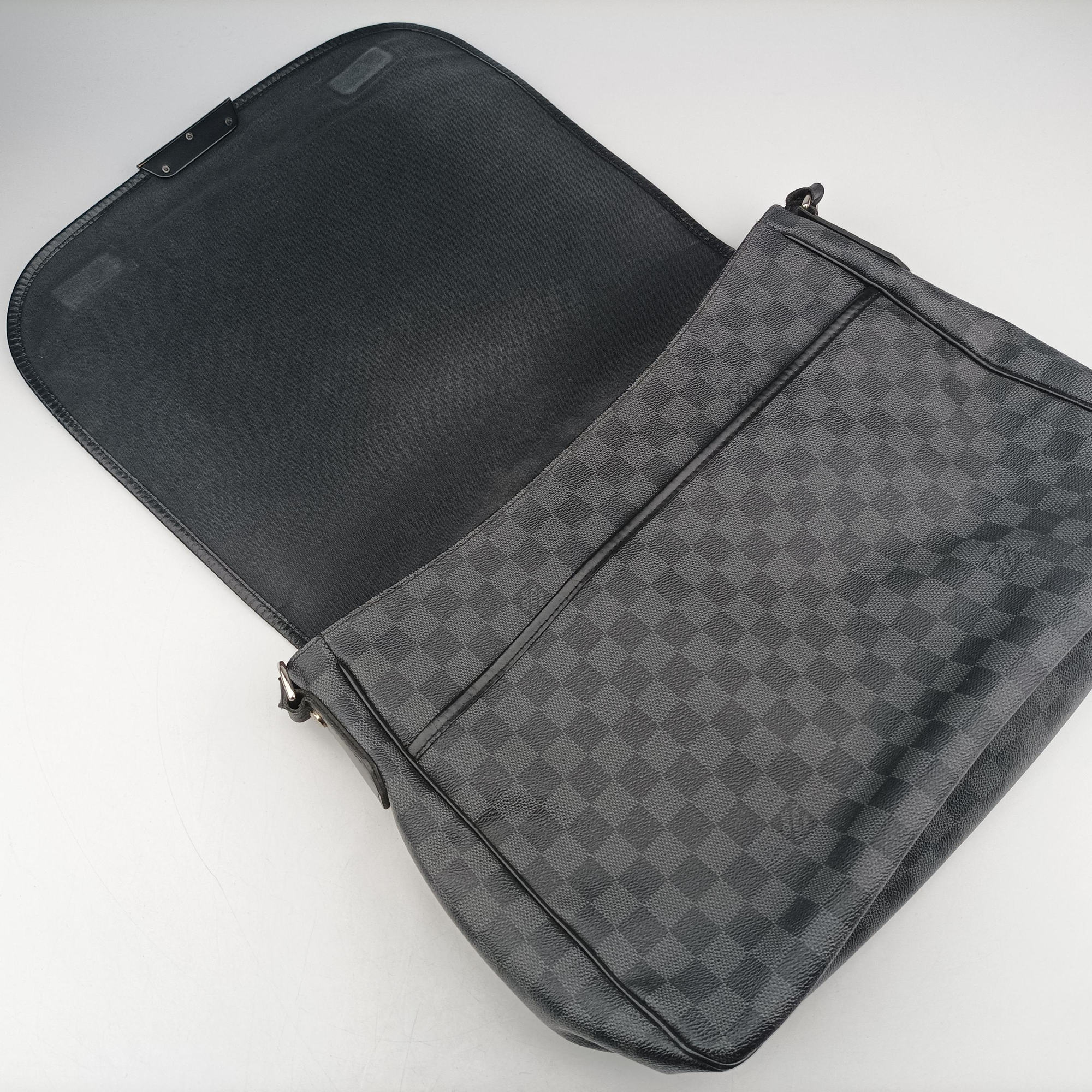 Pre-owned Louis Vuitton DANIEL MM Noir Damier Graphite N58029 crossbodybag | stylenewstar