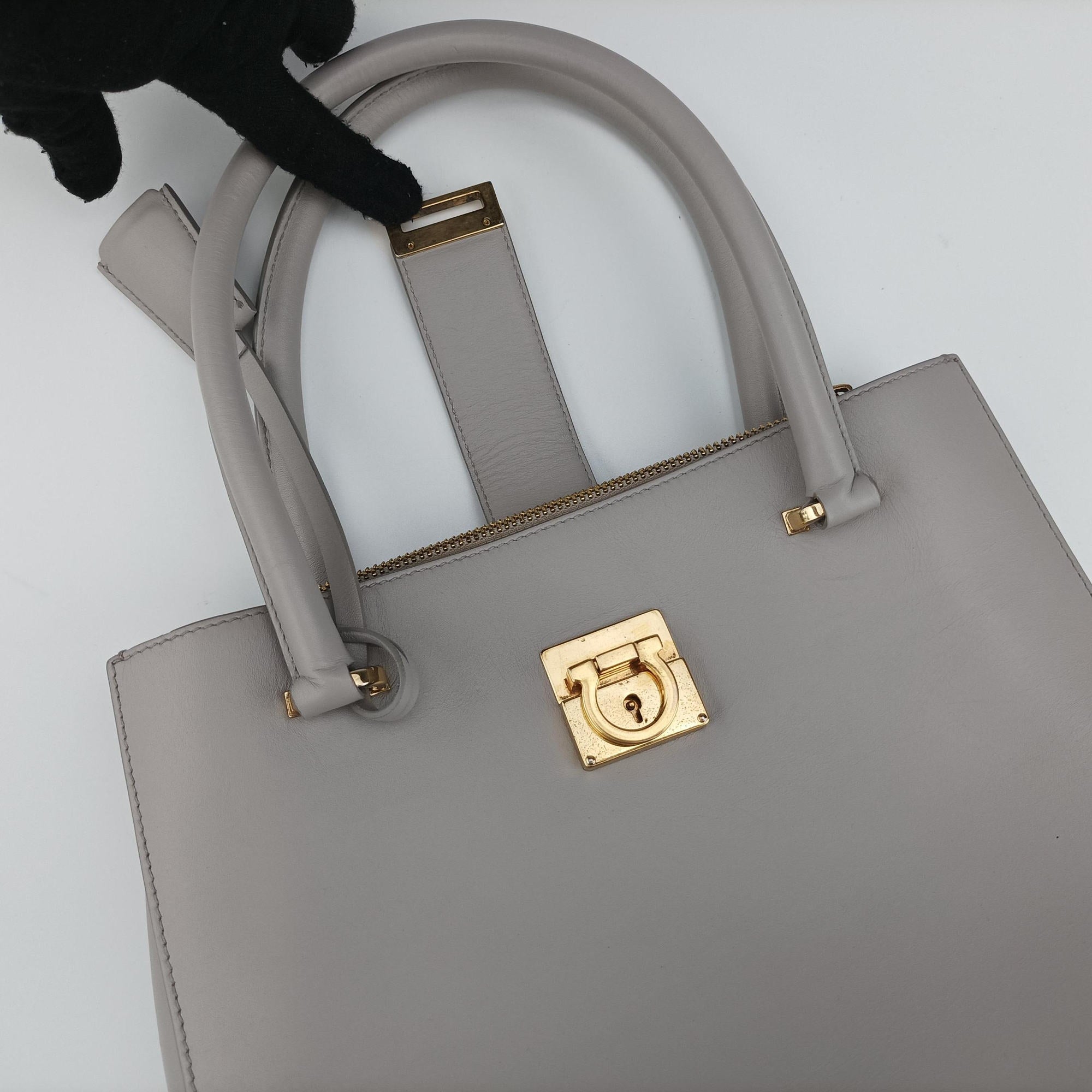 Pre-owned Ferragamo Gancini Juliet Light gray leather  handbag | stylenewstar