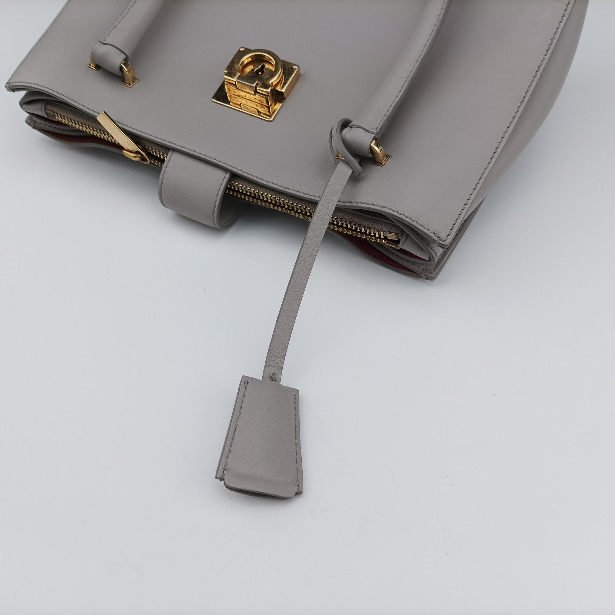 Pre-owned Ferragamo Gancini Juliet Light gray leather  handbag | stylenewstar