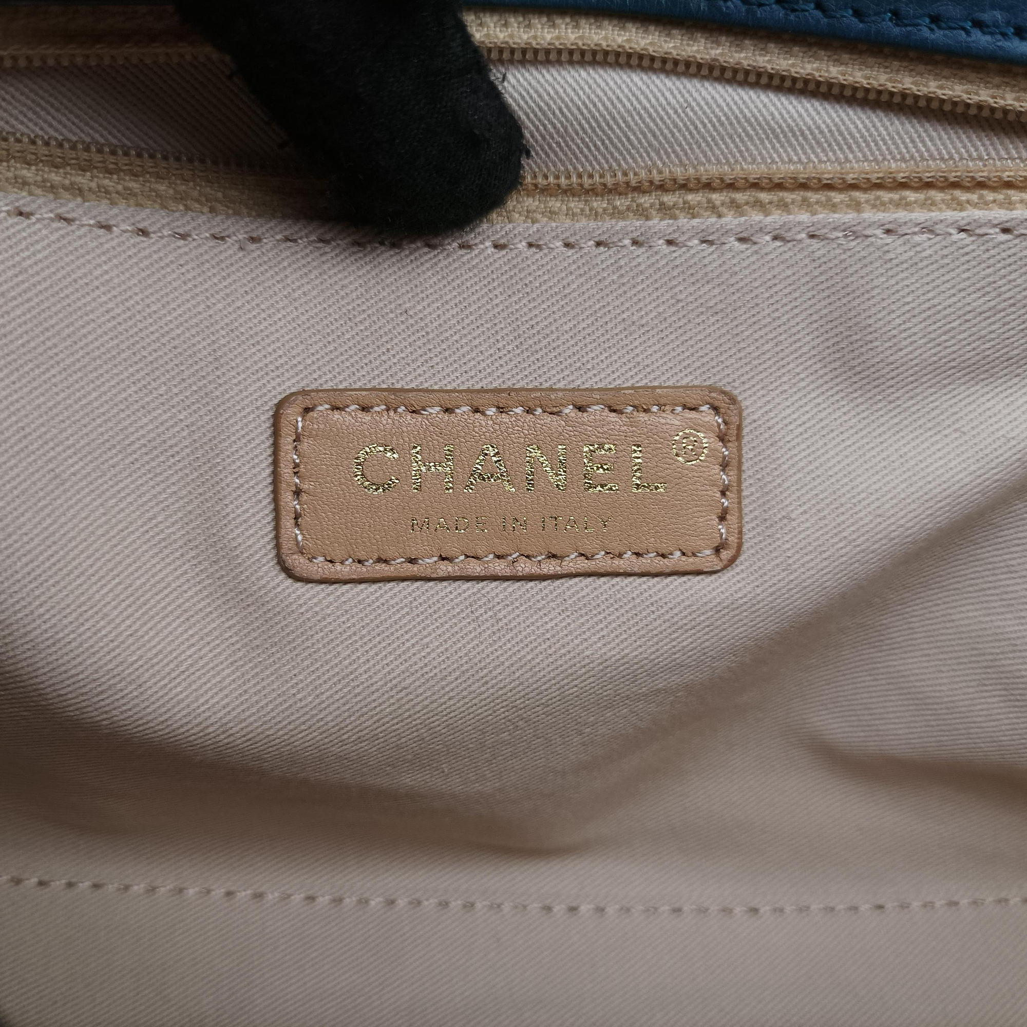 Pre-owned Chanel Label Click Flap Blue Leather A93702 shoulderbag | stylenewstar