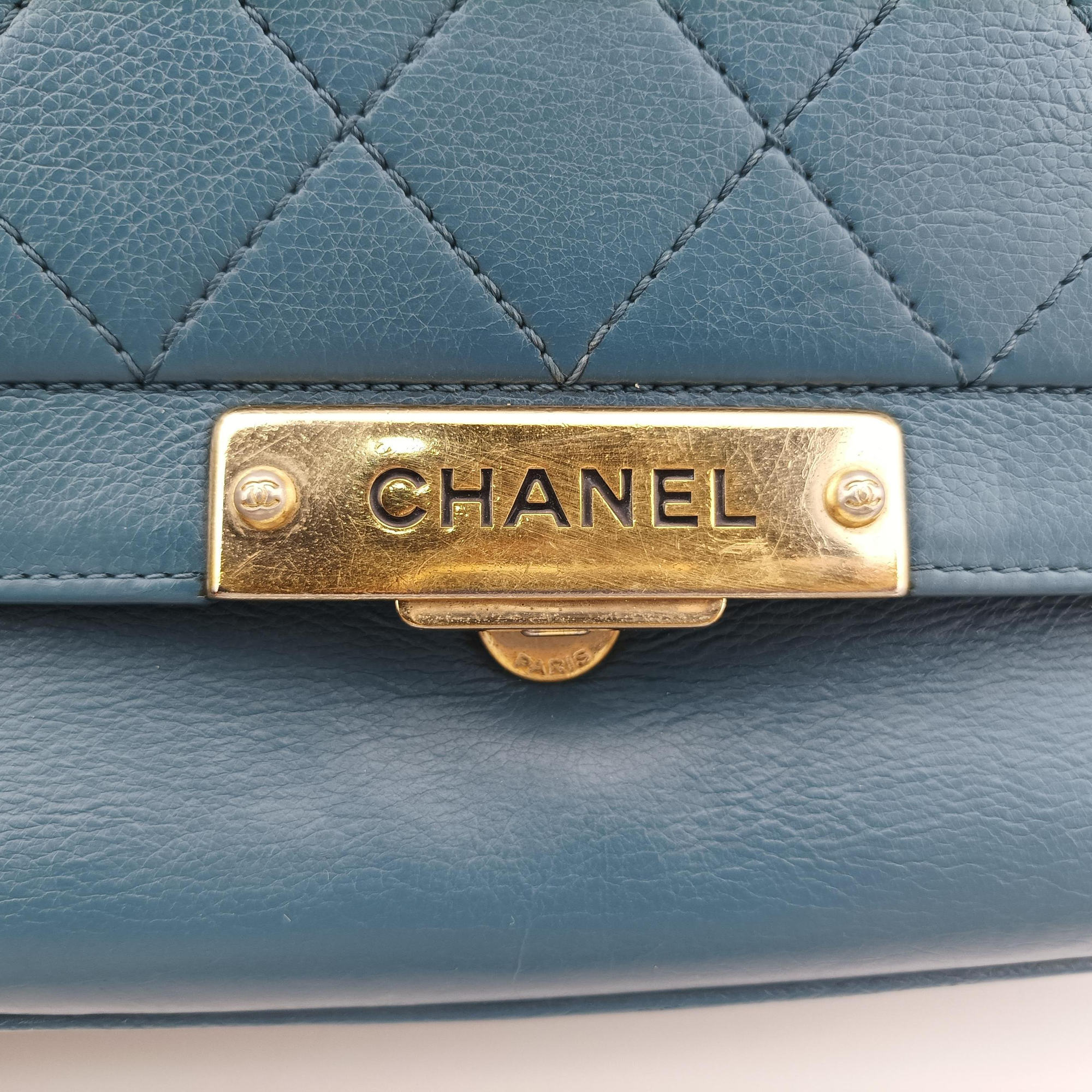 Pre-owned Chanel Label Click Flap Blue Leather A93702 shoulderbag | stylenewstar