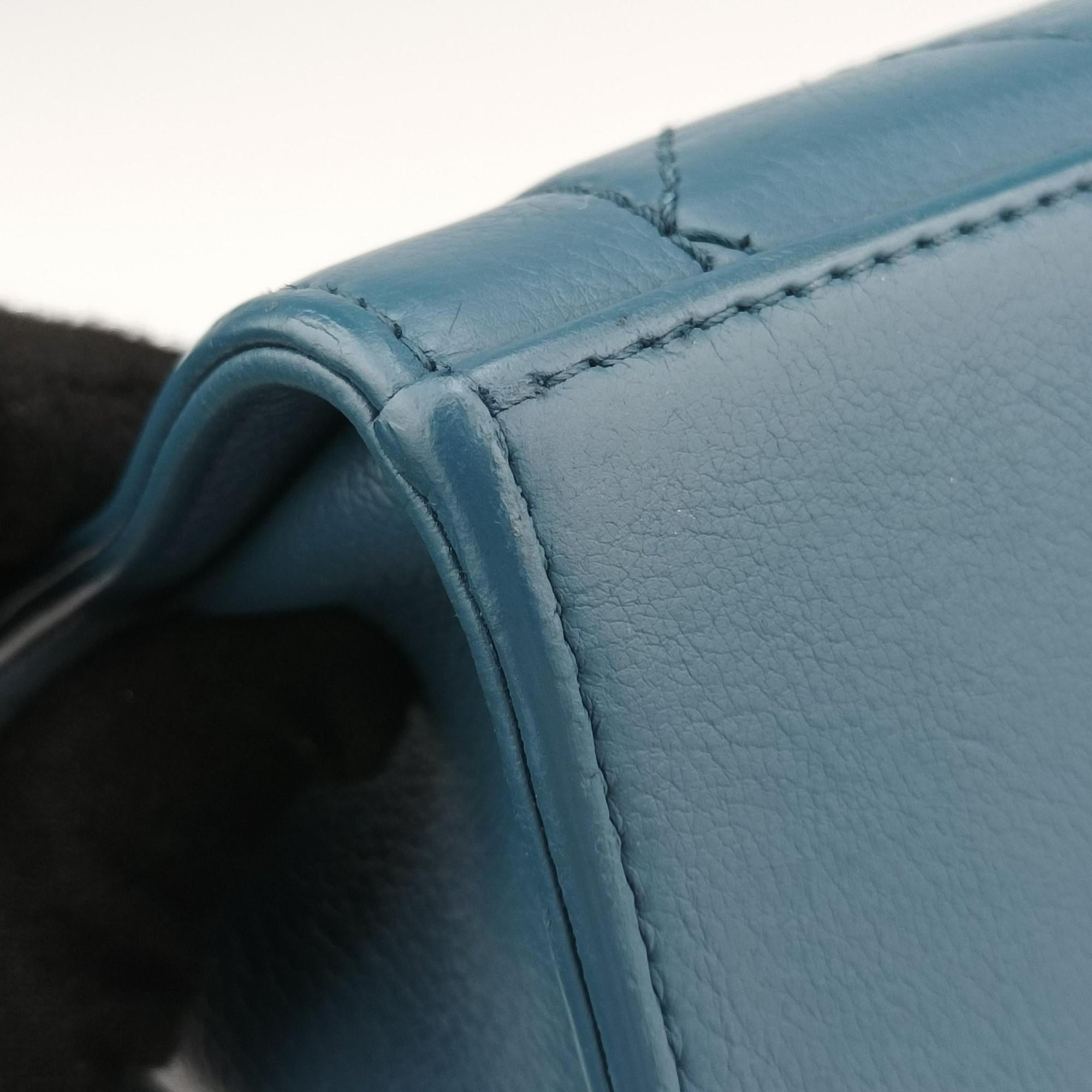 Pre-owned Chanel Label Click Flap Blue Leather A93702 shoulderbag | stylenewstar