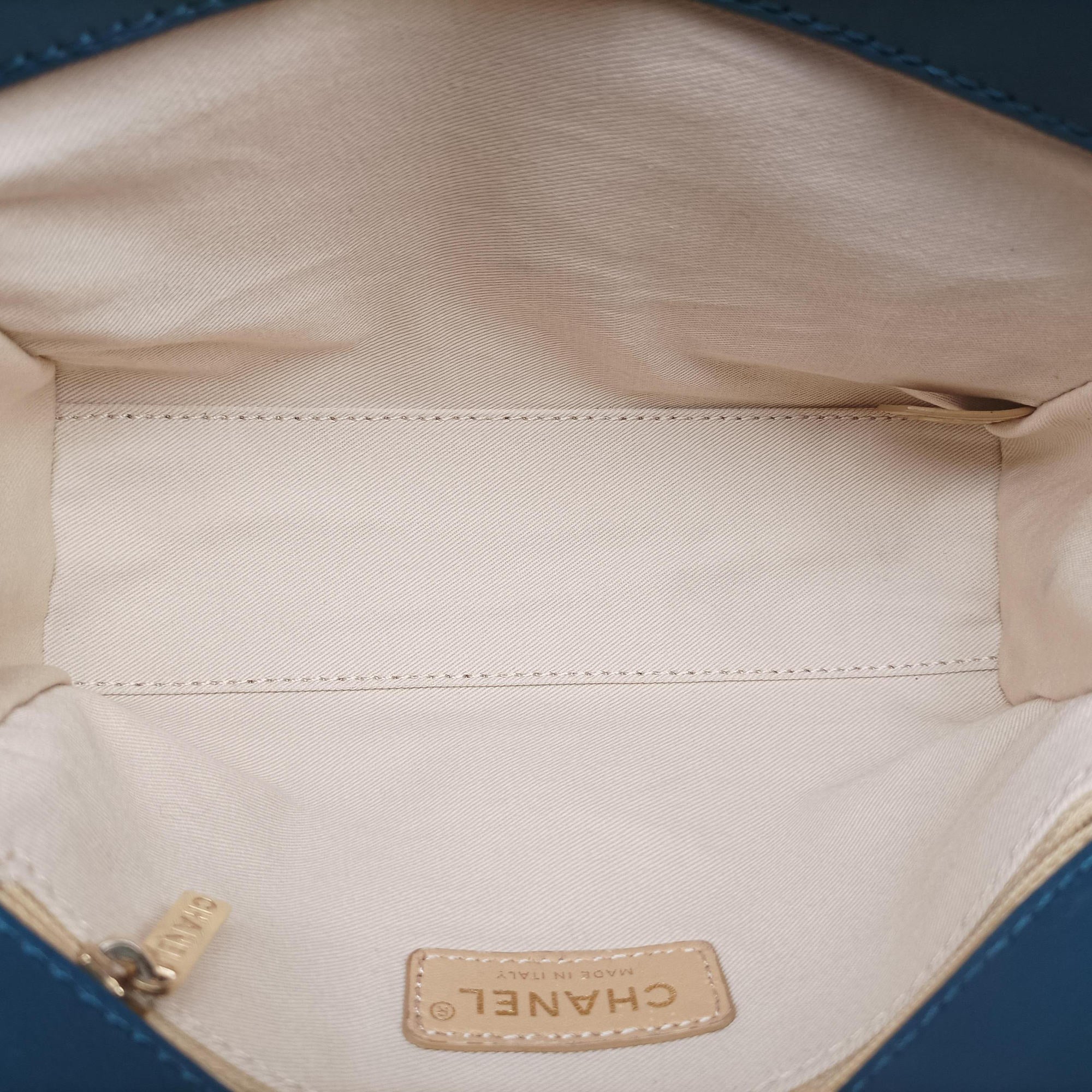 Pre-owned Chanel Label Click Flap Blue Leather A93702 shoulderbag | stylenewstar