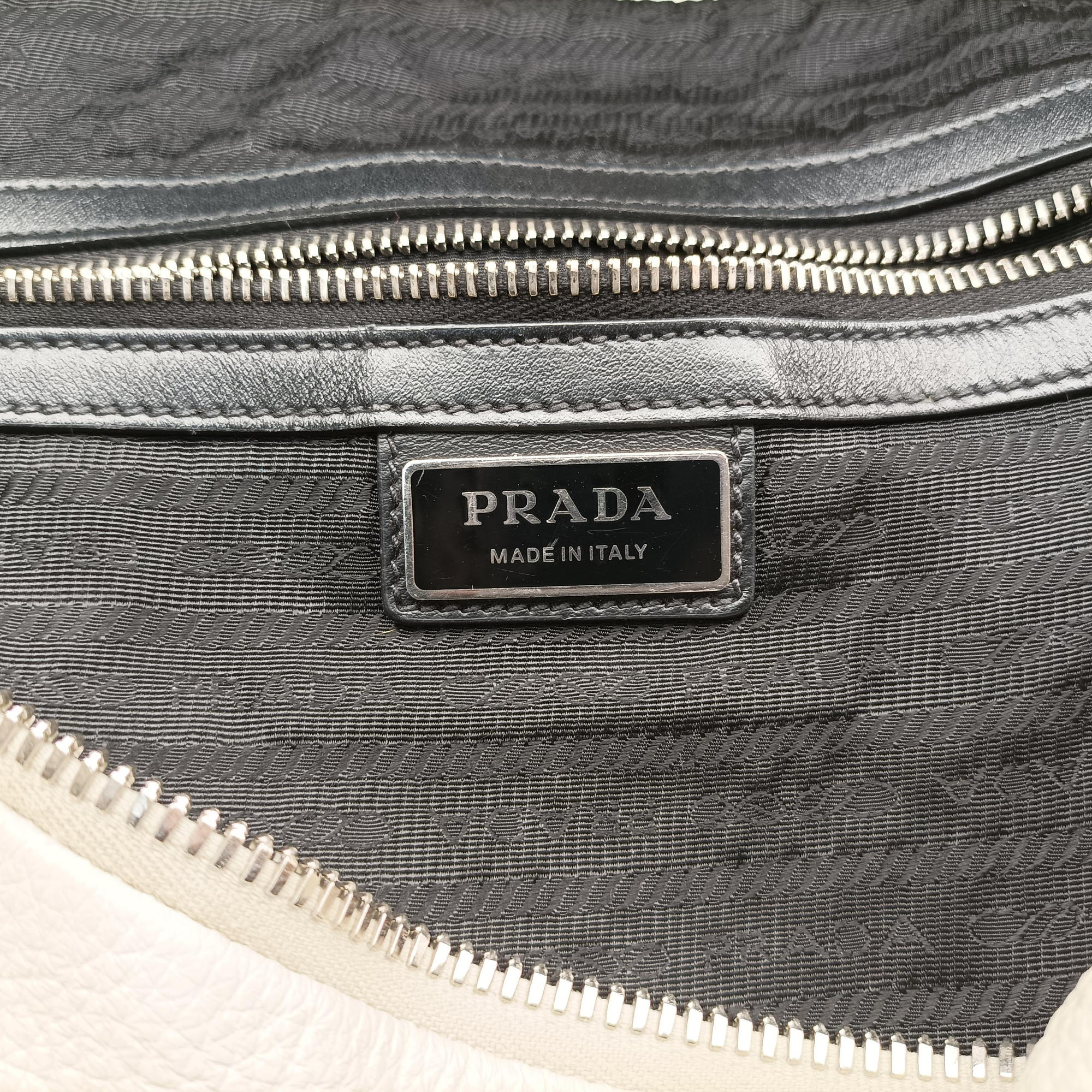 Pre-owned Prada Triangle Logo Plate White Leather 2VY007 shoulderbag | stylenewstar