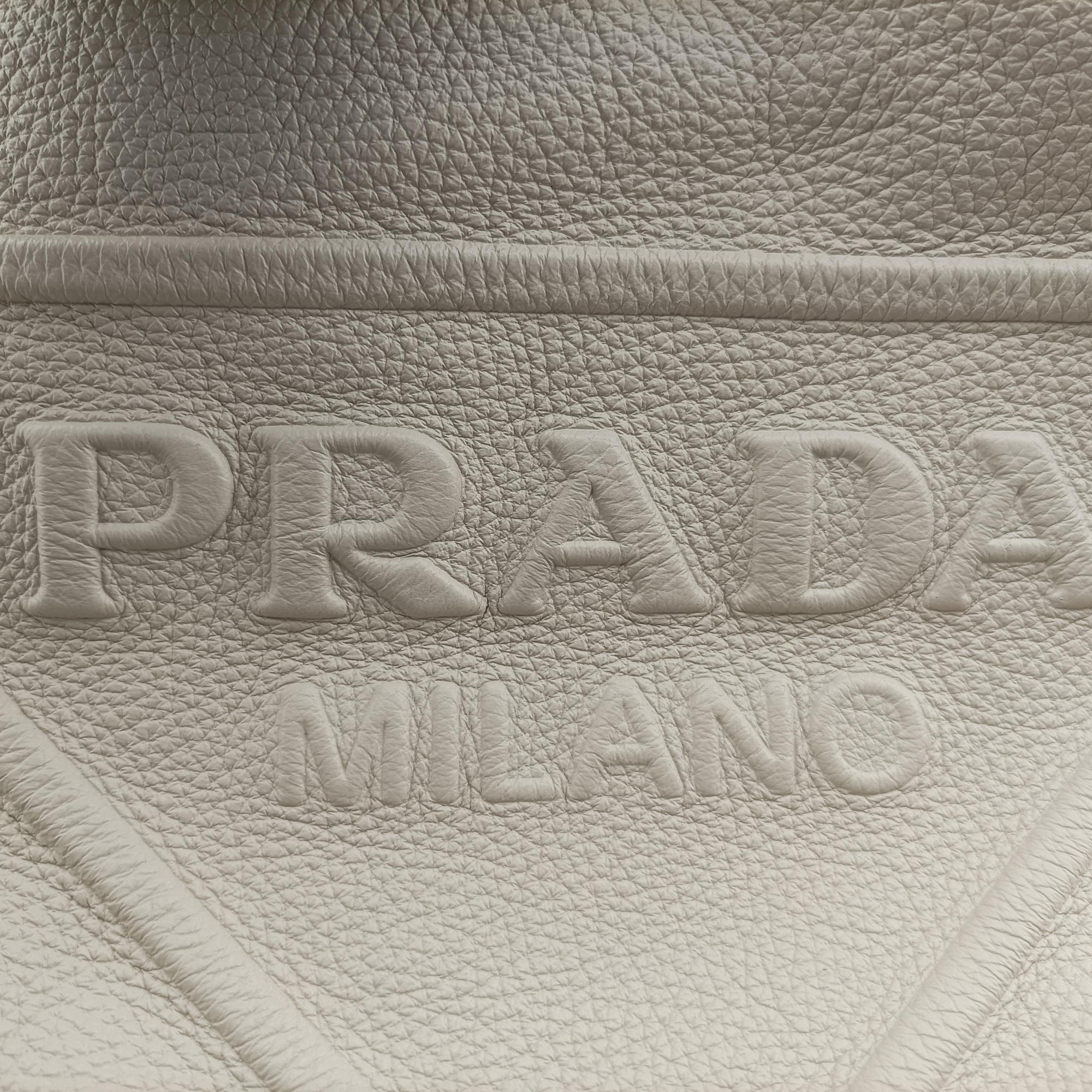 Pre-owned Prada Triangle Logo Plate White Leather 2VY007 shoulderbag | stylenewstar
