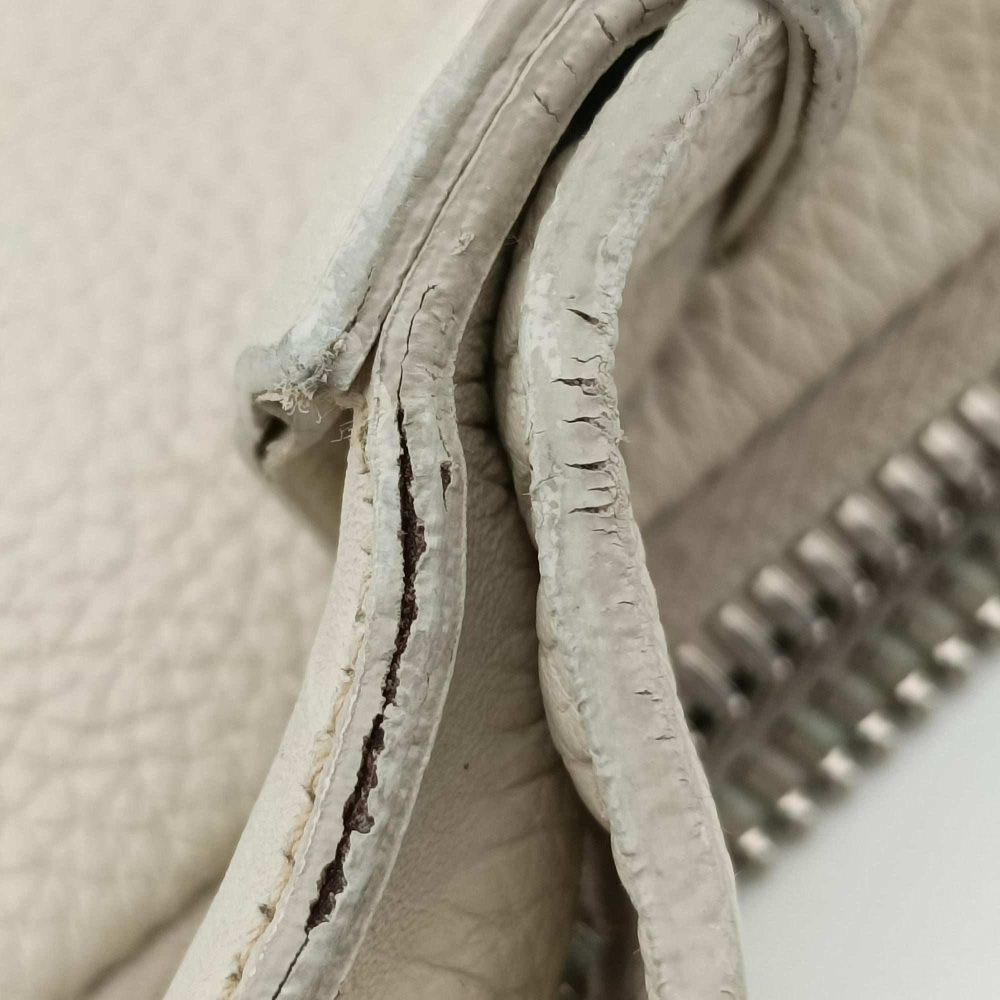 Pre-owned Prada Triangle Logo Plate White Leather 2VY007 shoulderbag | stylenewstar