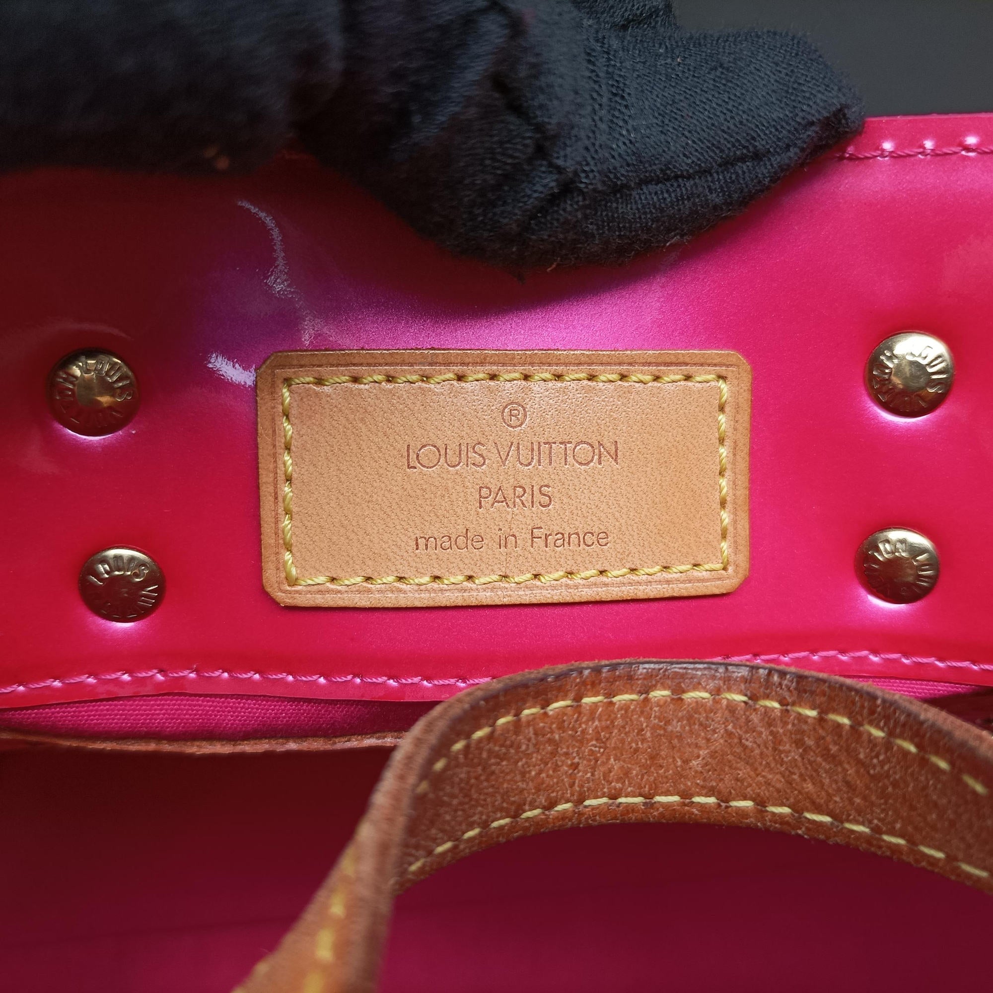Pre-owned Louis Vuitton Reade PM Fuchsia Pink Vernis M91221 handbag | stylenewstar