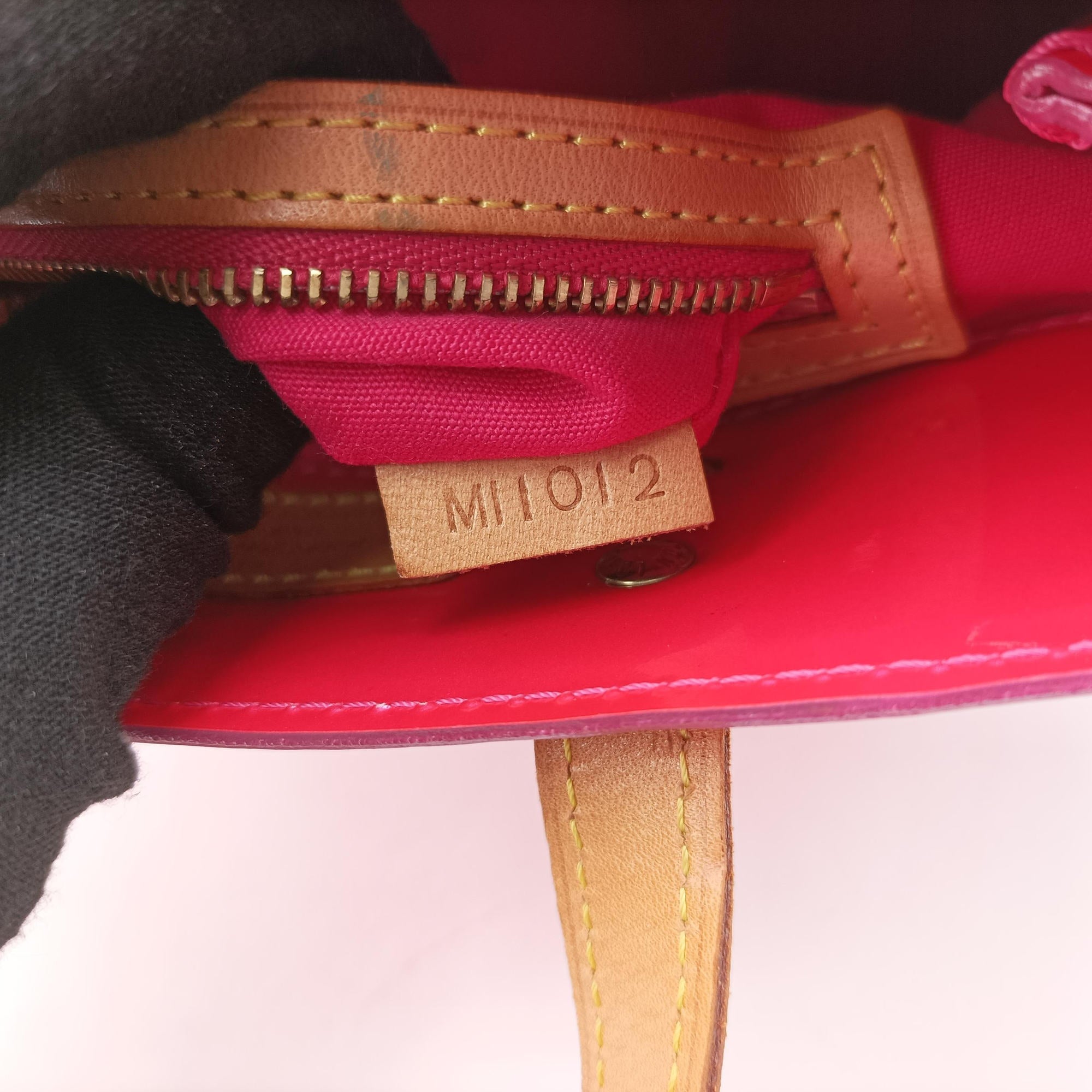 Pre-owned Louis Vuitton Reade PM Fuchsia Pink Vernis M91221 handbag | stylenewstar