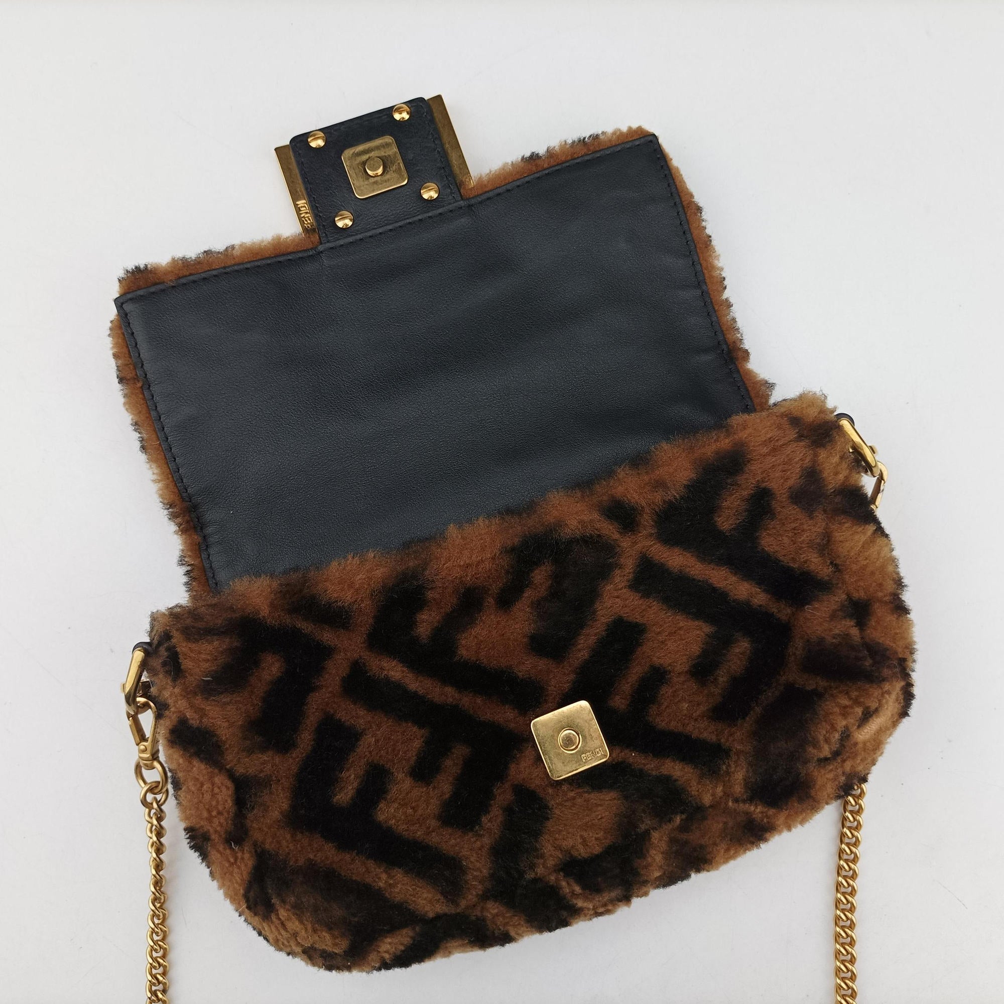 Vintage Fendi BAGUETTE Brown×Black fur 8BS017 shoulderbag | stylenewstar