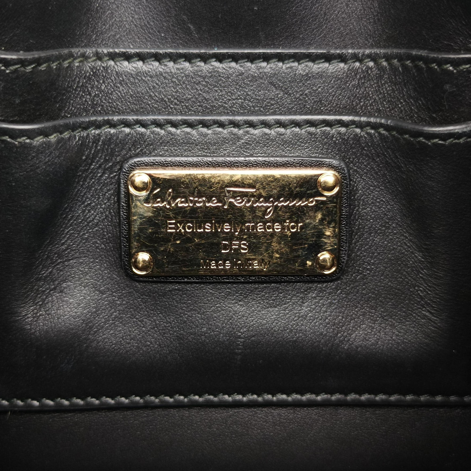Pre-owned Ferragamo Vara Black Leather  shoulderbag | stylenewstar
