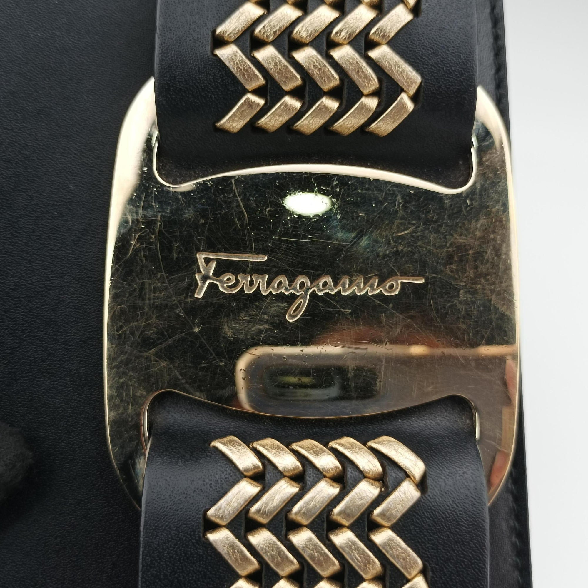 Pre-owned Ferragamo Vara Black Leather  shoulderbag | stylenewstar